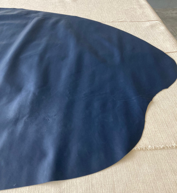 牛革　カット革　紺　ネイビー　ハンドメイド＃No.CL85-1　レザークラフト　本革 4枚目の画像