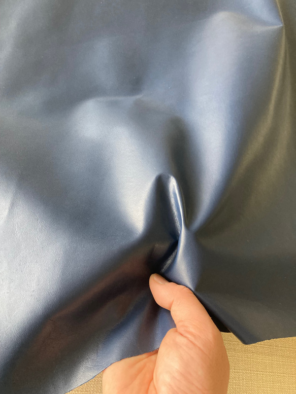 牛革　カット革　紺　ネイビー　ハンドメイド＃No.CL85-1　レザークラフト　本革 2枚目の画像