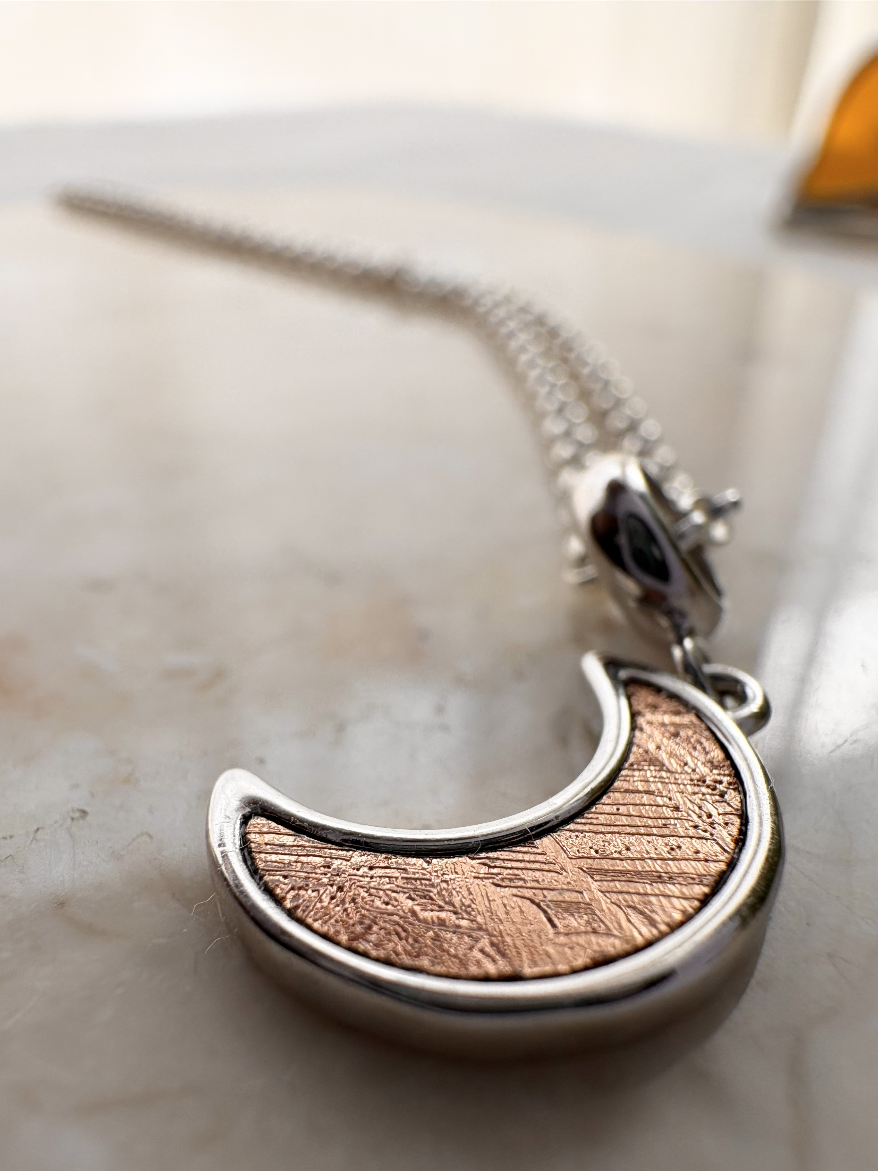 【宇宙から届いた輝き】メテオライト三日月ネックレス／SILVER925・50cm