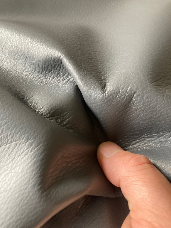 牛革　カット革　グレー　灰色　ハンドメイド＃No.CL87-1　レザークラフト　本革 5枚目の画像