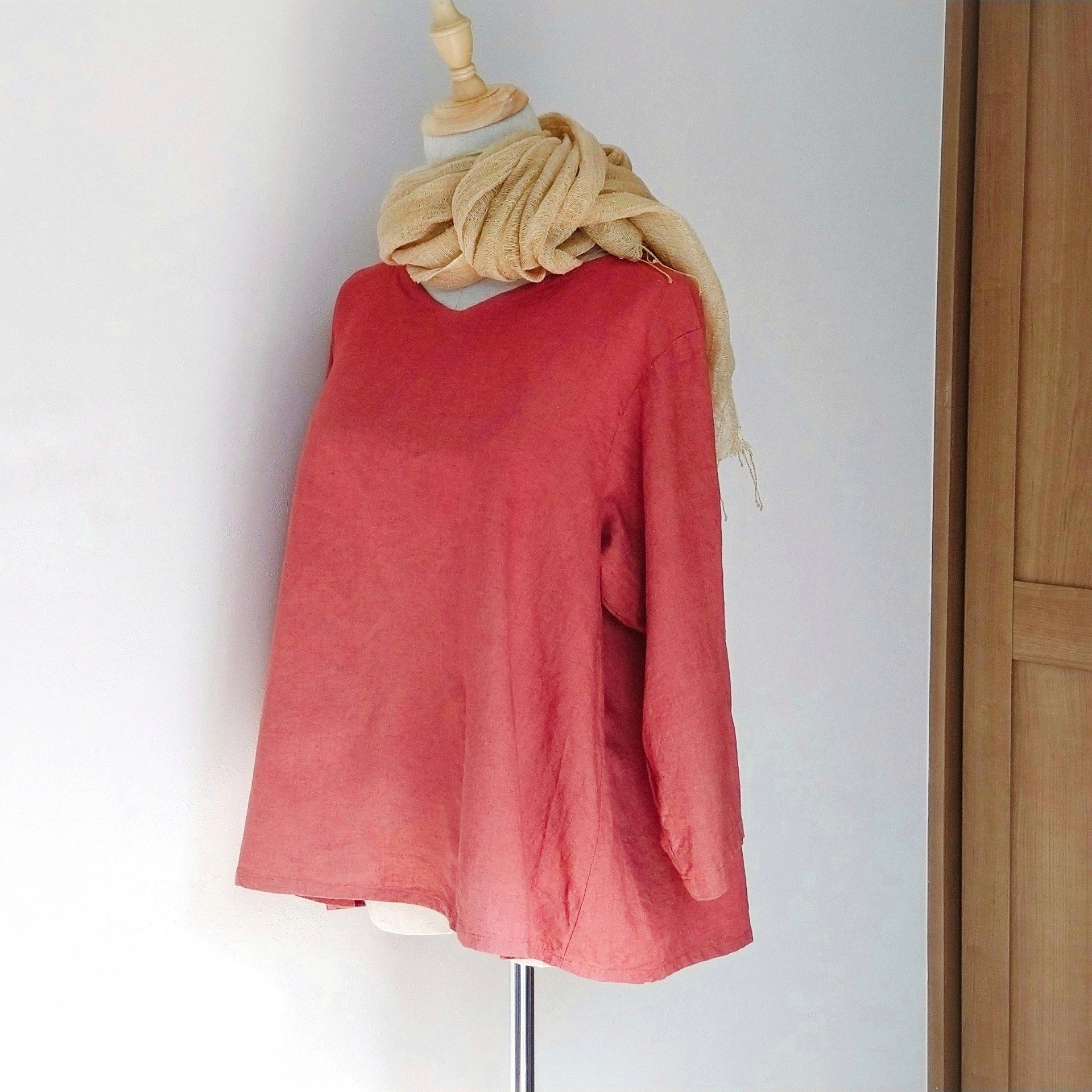 【2026春の新作】一点物　春の陽射しに映える茜染め　コットンリネンのゆったりプルオーバー