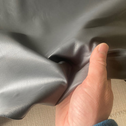 牛革　カット革　グレー　灰色　シュリンク　ハンドメイド＃No.CL89-1　レザークラフト　本革 4枚目の画像
