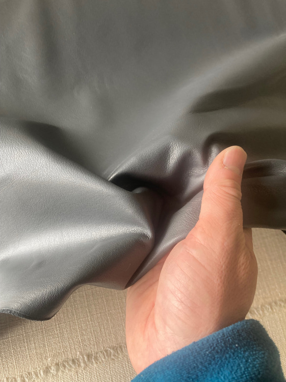 牛革　カット革　グレー　灰色　シュリンク　ハンドメイド＃No.CL89-1　レザークラフト　本革 4枚目の画像
