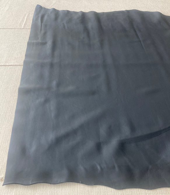 牛革　カット革　グレー　灰色　シュリンク　ハンドメイド＃No.CL89-1　レザークラフト　本革 2枚目の画像