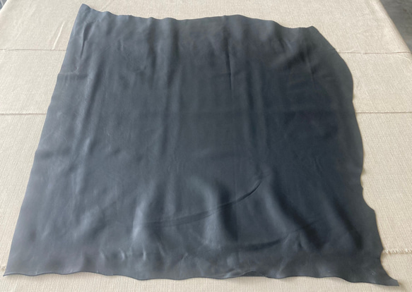 牛革　カット革　グレー　灰色　シュリンク　ハンドメイド＃No.CL89-1　レザークラフト　本革 1枚目の画像