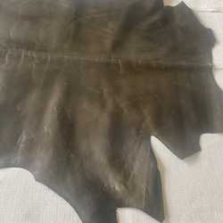 牛革カーフ　1枚革　ツヤ有　カーキ　深緑　ハンドメイド＃No.CL90　レザークラフト　本革 3枚目の画像