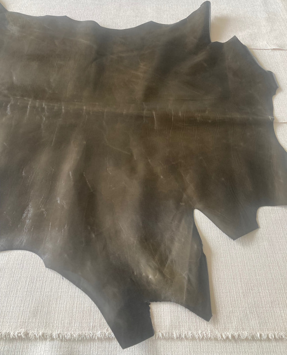 牛革カーフ　1枚革　ツヤ有　カーキ　深緑　ハンドメイド＃No.CL90　レザークラフト　本革 3枚目の画像