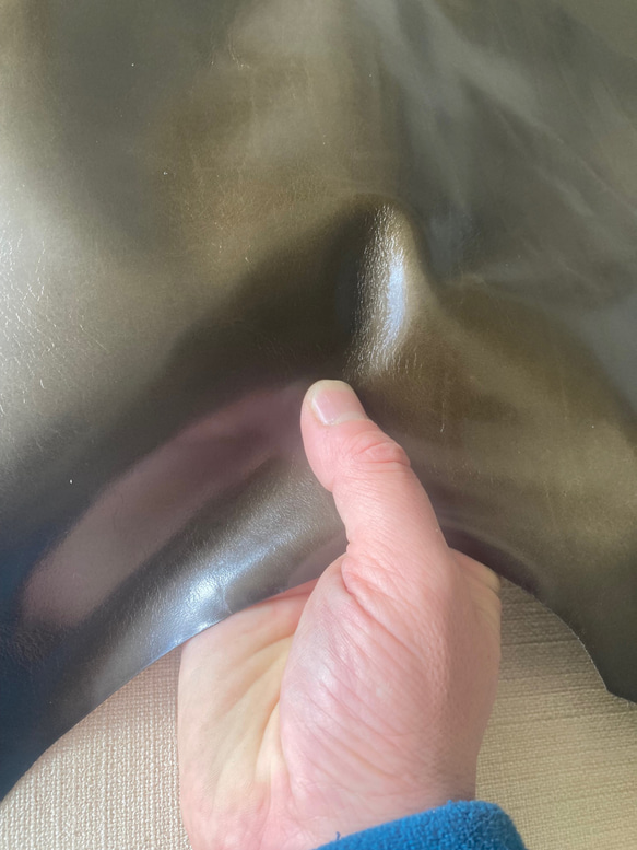 牛革カーフ　1枚革　ツヤ有　カーキ　深緑　ハンドメイド＃No.CL90　レザークラフト　本革 4枚目の画像