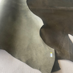 牛革カーフ　1枚革　ツヤ有　カーキ　深緑　ハンドメイド＃No.CL90　レザークラフト　本革 5枚目の画像