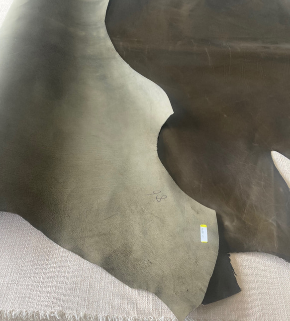 牛革カーフ　1枚革　ツヤ有　カーキ　深緑　ハンドメイド＃No.CL90　レザークラフト　本革 5枚目の画像