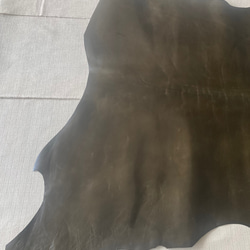 牛革カーフ　1枚革　ツヤ有　カーキ　深緑　ハンドメイド＃No.CL90　レザークラフト　本革 2枚目の画像