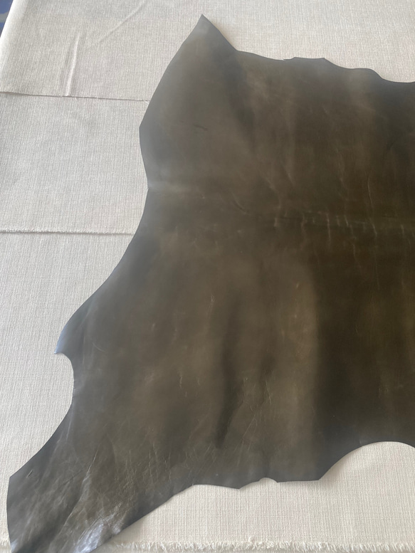 牛革カーフ　1枚革　ツヤ有　カーキ　深緑　ハンドメイド＃No.CL90　レザークラフト　本革 2枚目の画像