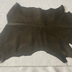 牛革カーフ　1枚革　ツヤ有　カーキ　深緑　ハンドメイド＃No.CL90　レザークラフト　本革 1枚目の画像