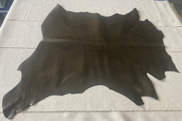 牛革カーフ　1枚革　ツヤ有　カーキ　深緑　ハンドメイド＃No.CL90　レザークラフト　本革 1枚目の画像
