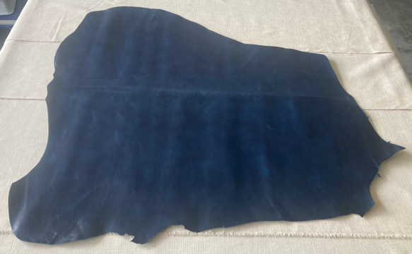 牛革カーフ　1枚革　紺　ネイビー　ハンドメイド＃No.CL92　レザークラフト　本革 1枚目の画像