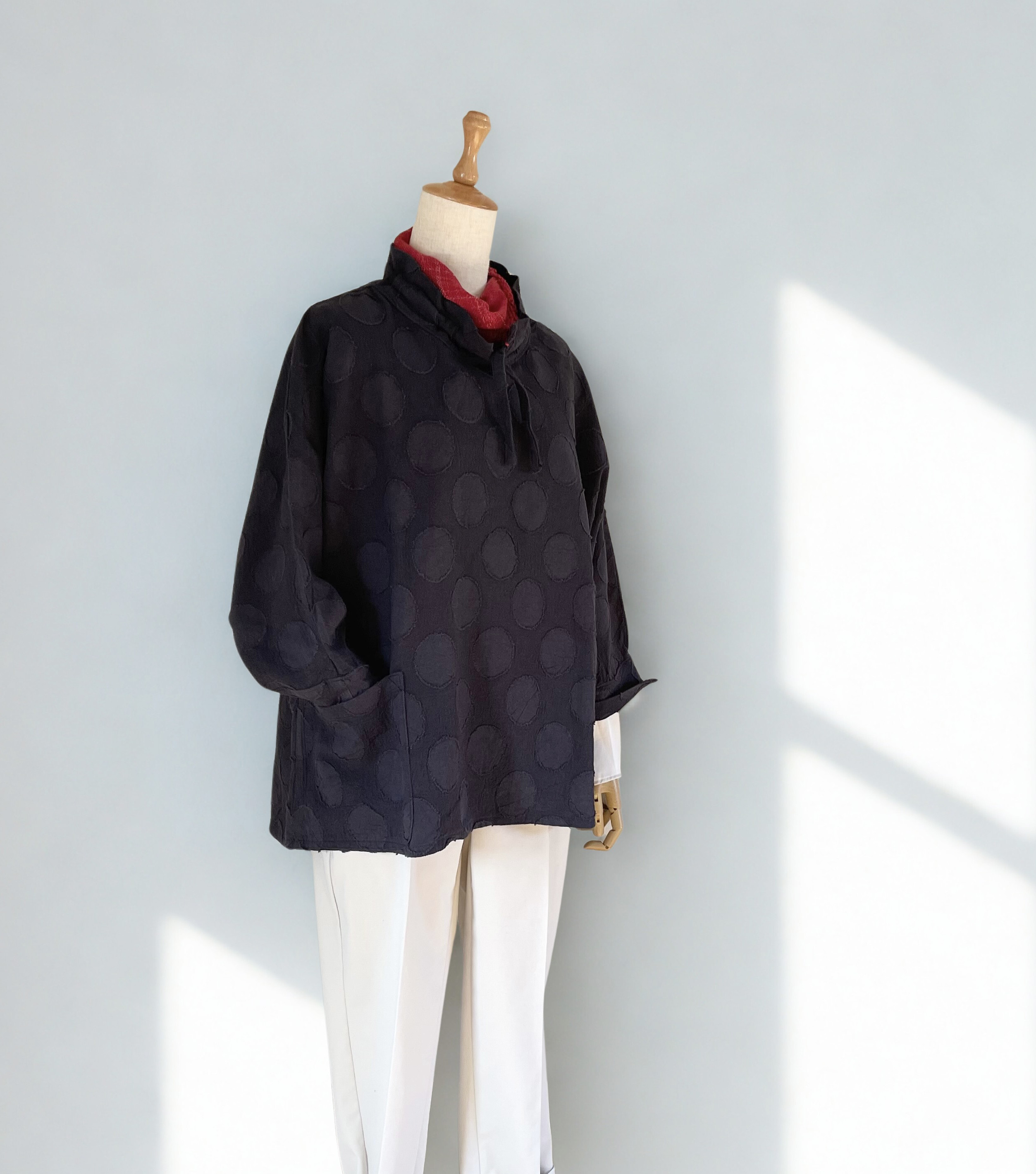 ドローストリング襟のネイビードットプルオーバーとミニマフラー