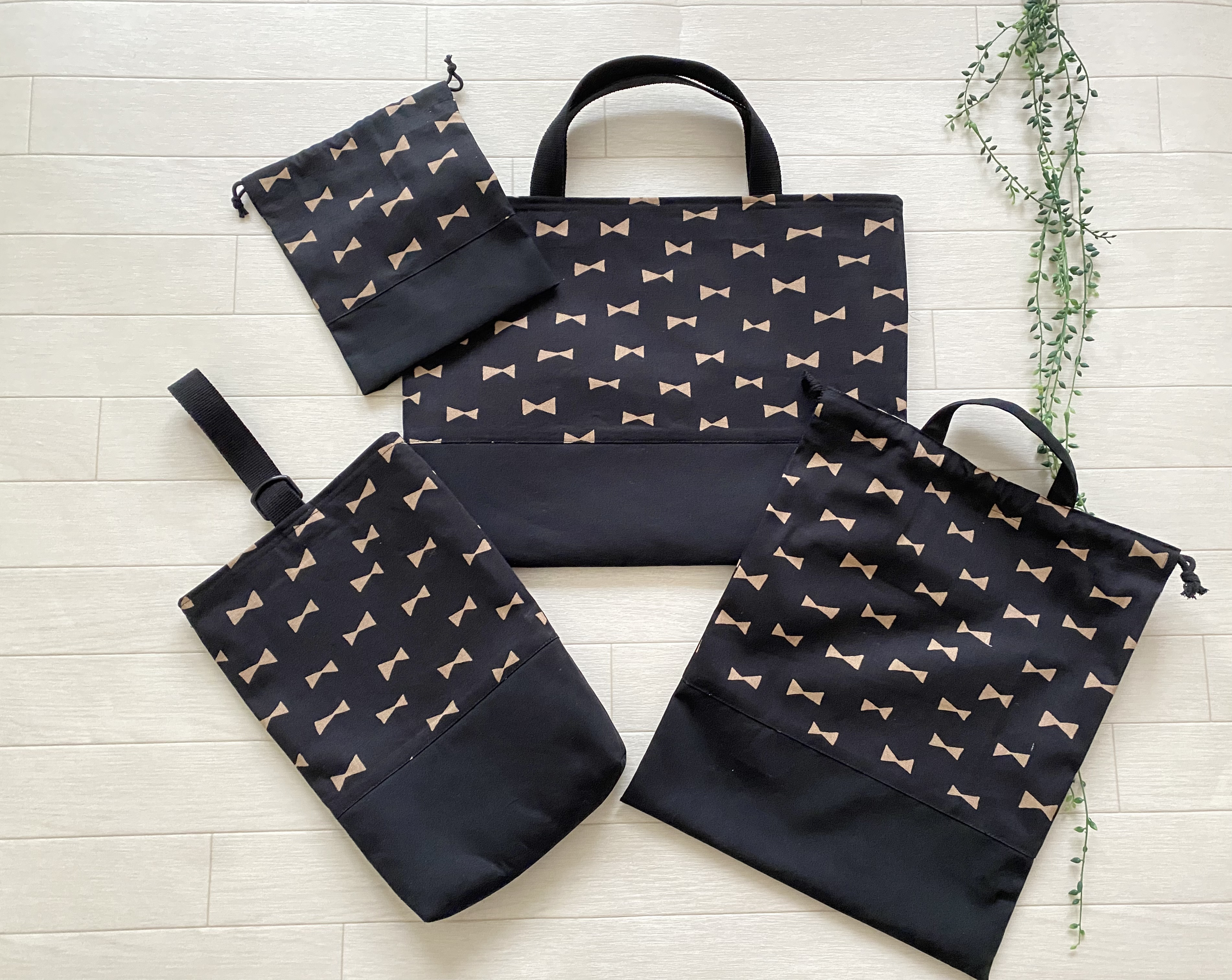 1セット限定＊2026入園入学＊通園通学グッズ＊黒リボン柄＊レッスンバッグ＊シューズ入れ＊体操服入れ＊歯ブラシコップ入れ