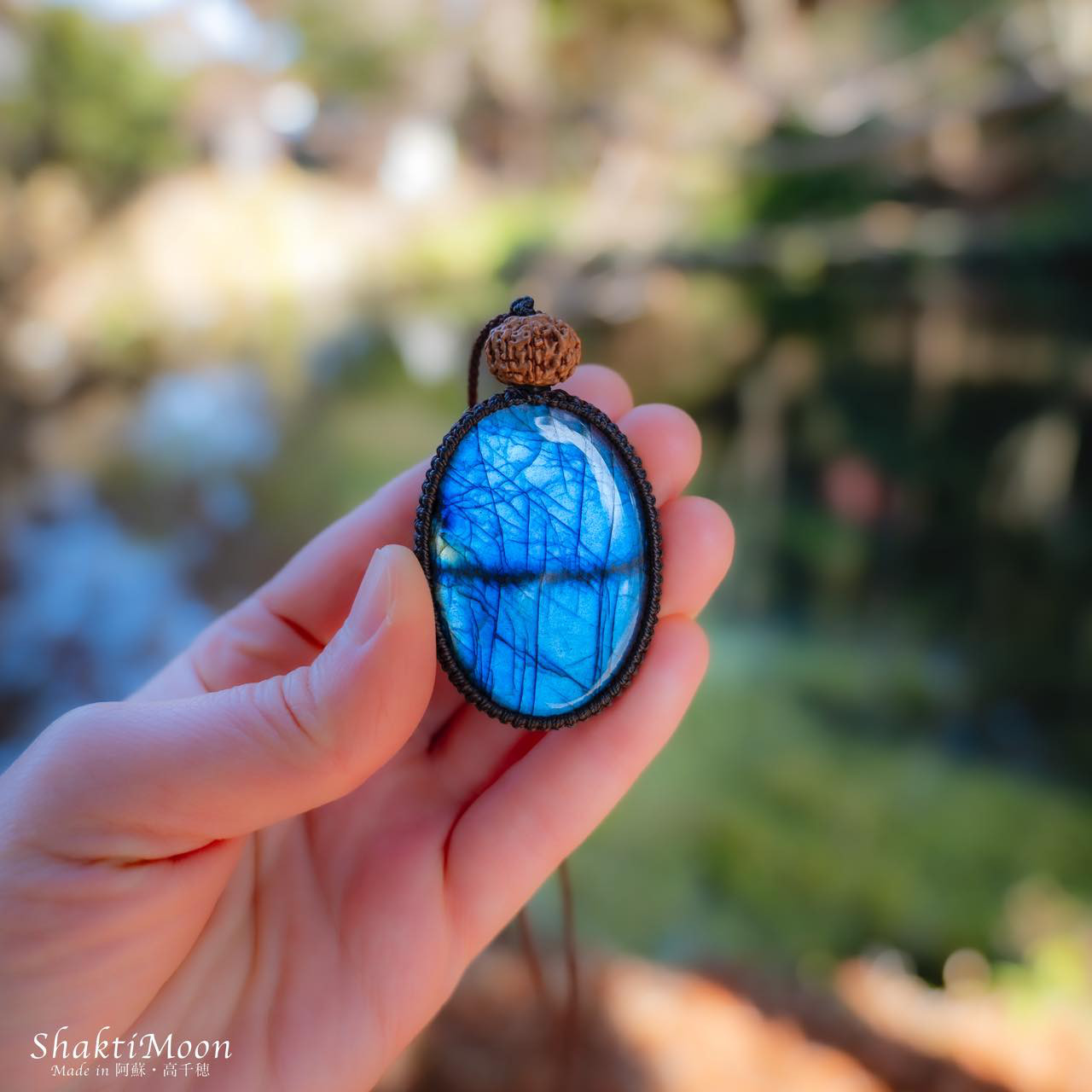 【レア・希少！特大45mm シルバーシーン(光) 】ロイヤルディープブルーラブラドライトと9面ルドラクシャのお守り