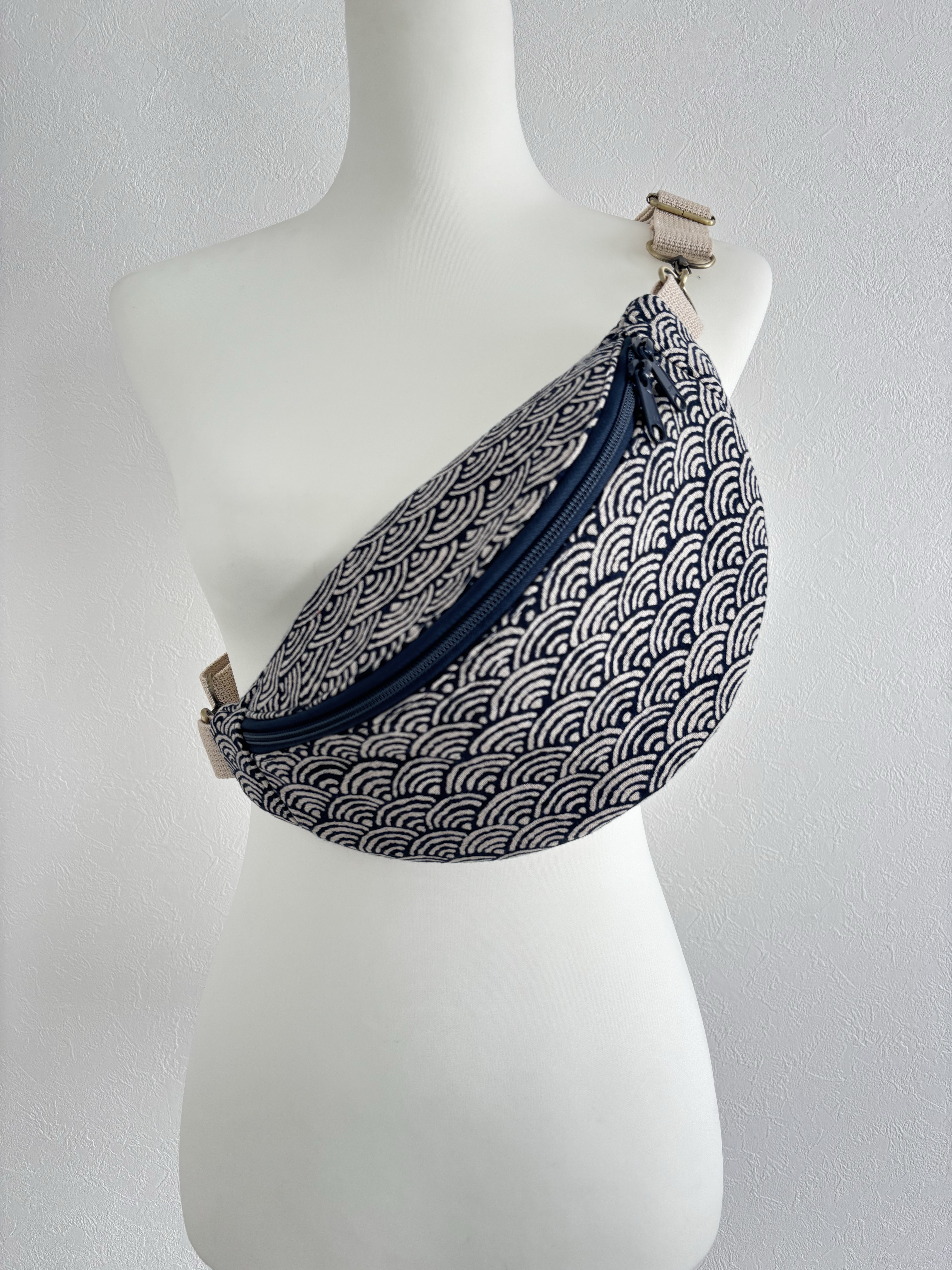 和柄ボディバッグ 青海波 縁起物 和モダン ネイビー