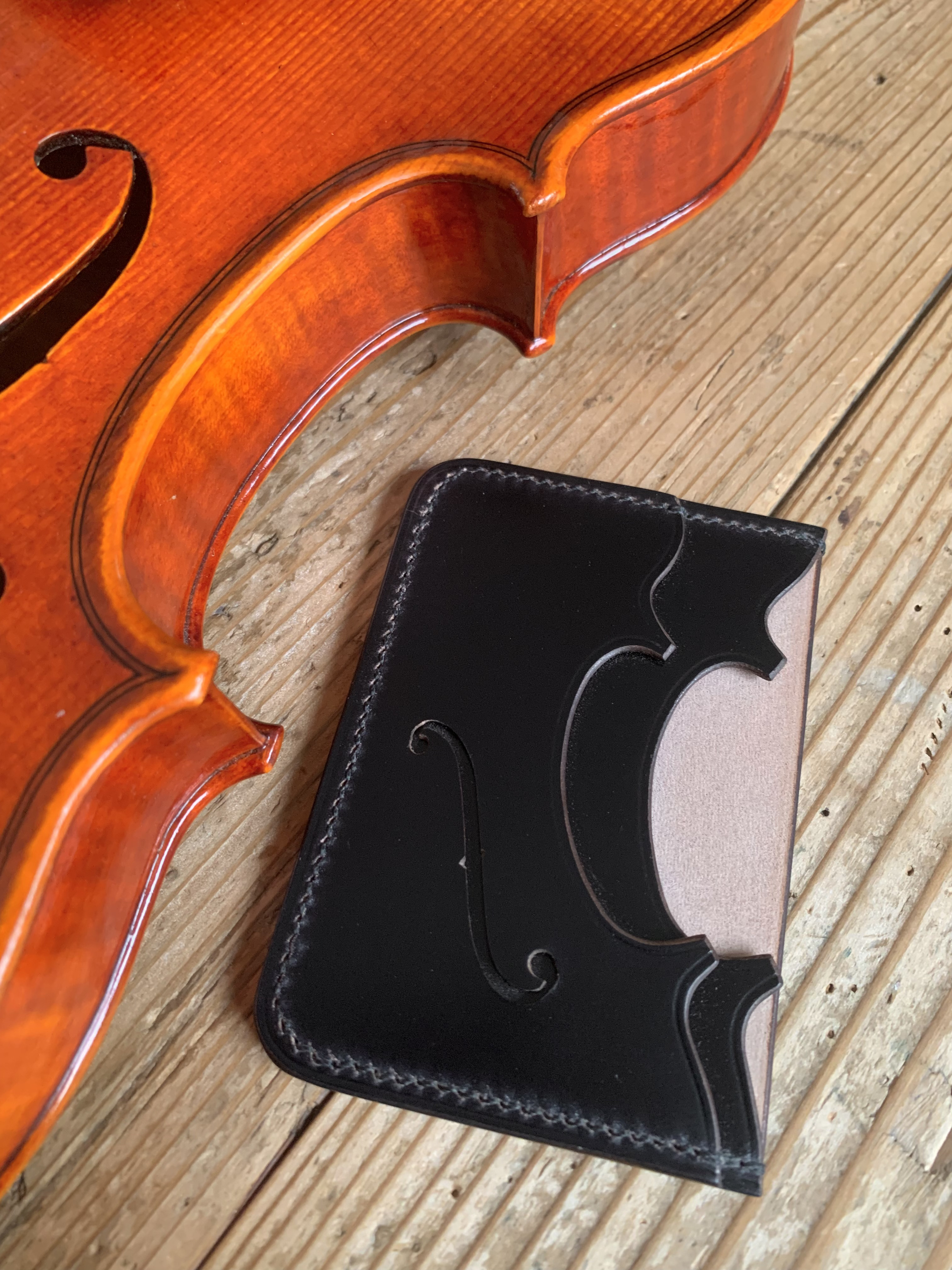 手縫いで創った革製（コードバン）のパスケース『"537" - Topolino 669』