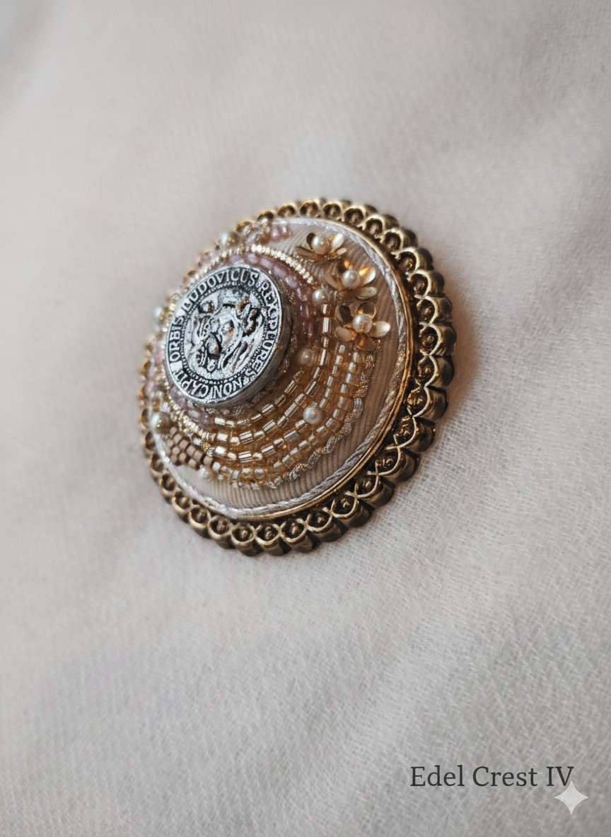 ドイツアンティーク大冠紋章ボタンブローチ|ビーズ.ゴールドワーク刺繍|５cm|入学式、卒業式、セレモニー|一点もの