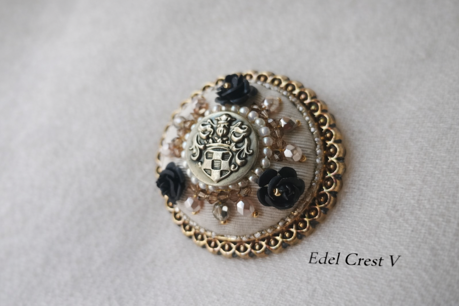 Edel Crest  V ドイツアンティークボタンの紋章ブローチ|ブラックローズとパールのクラシカルデザイン 一点もの