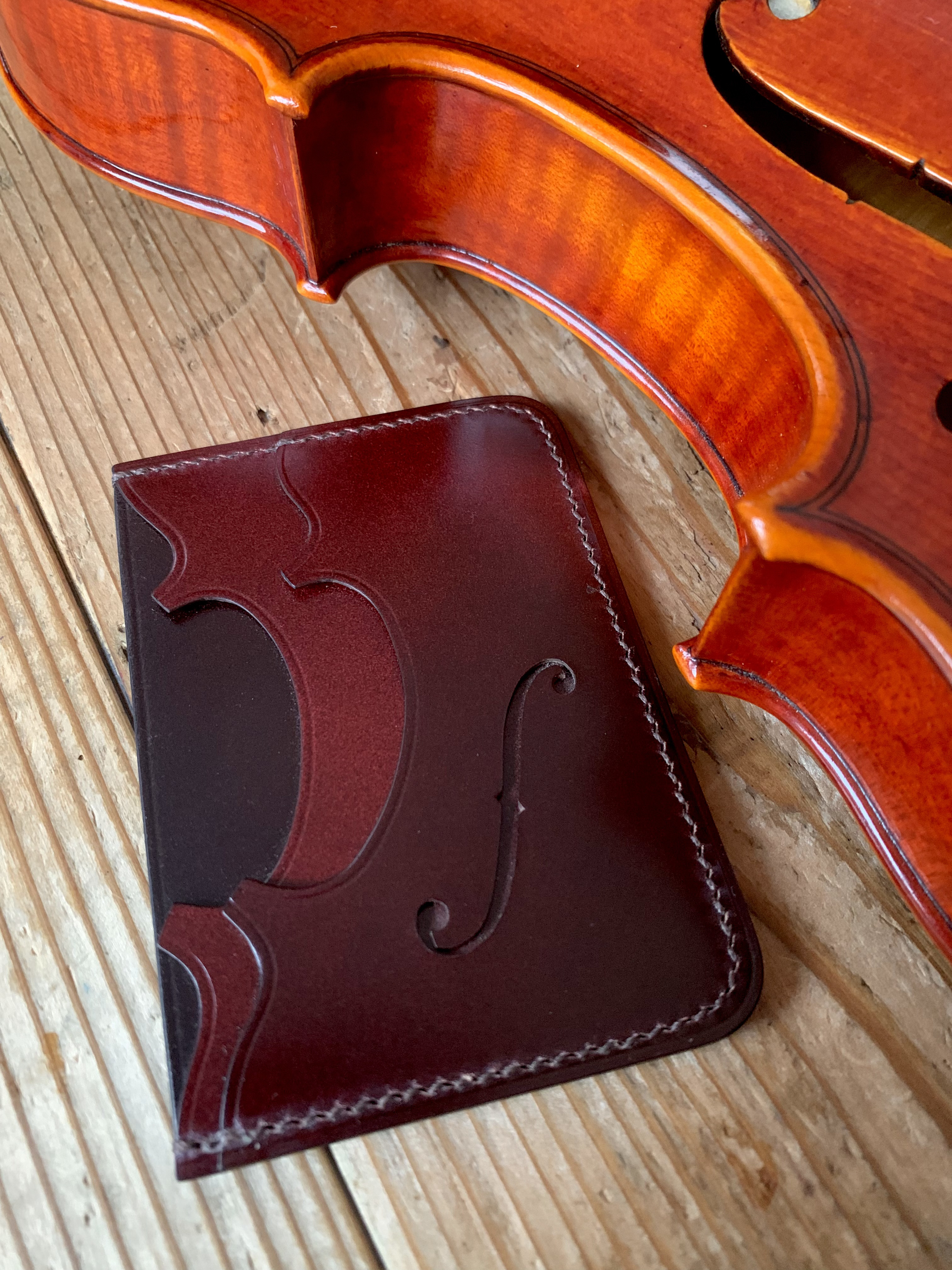 手縫いで創った革製（コードバン）のパスケース『"537 - Rubra" - Topolino 670』