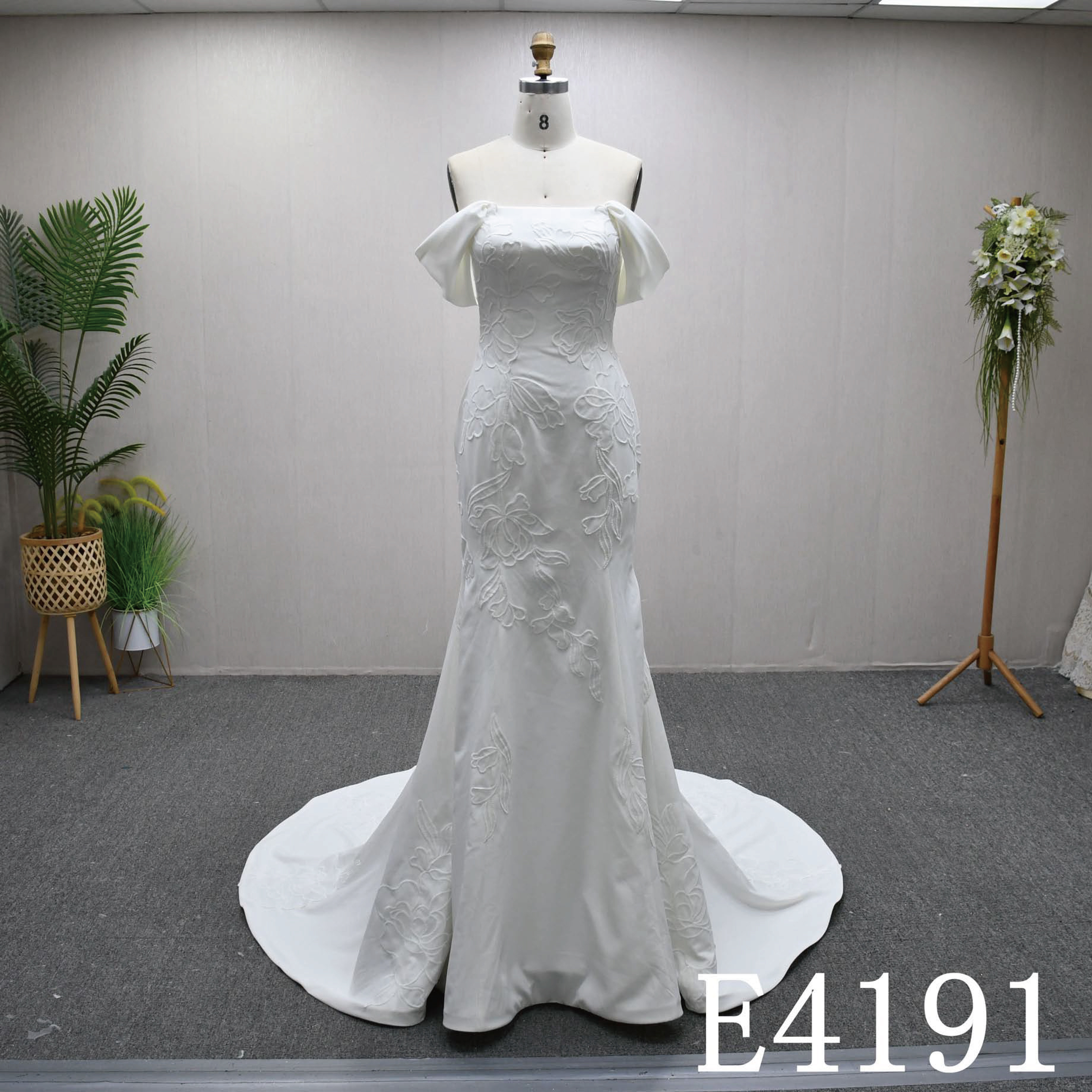 取り外し可能お袖　マーメイドドレス　お色直し　タイトスカート　高級サテン　リーフ刺繍　短いトレーン　上品　前撮り2次会