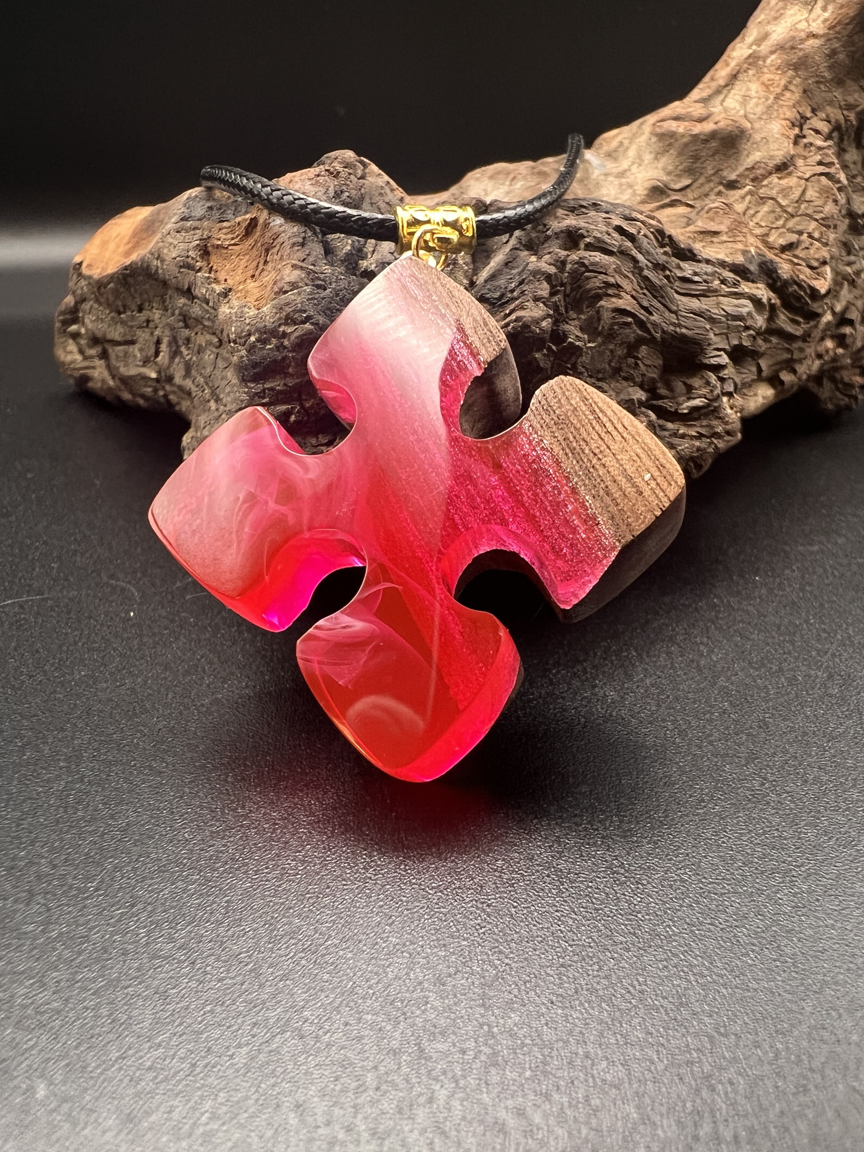 寒花の欠片（かんかのかけら）：華桃　パズルピースウッドレジンネックレス