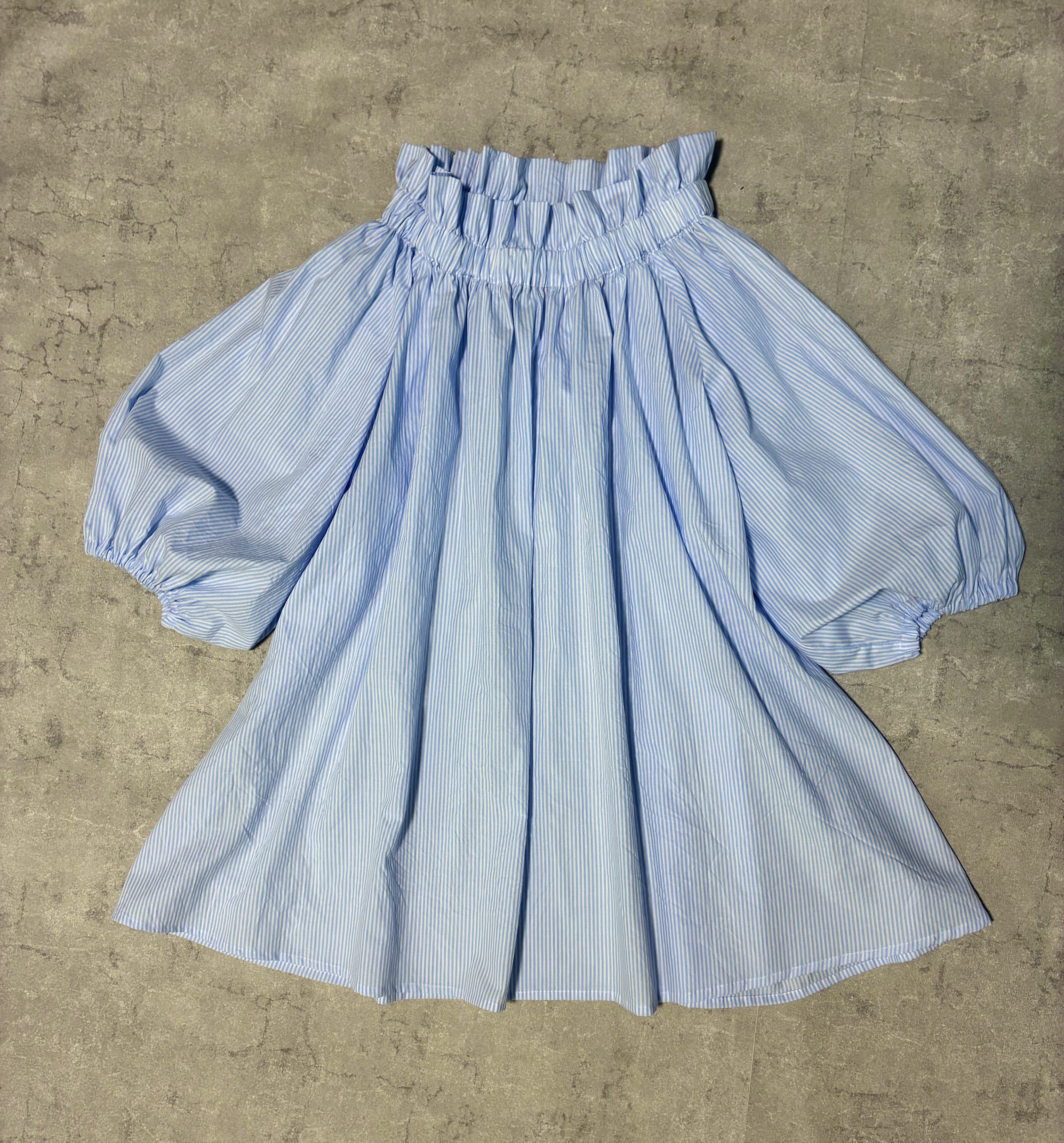 ブルーのストライプたっぷりなお袖と襟フリル