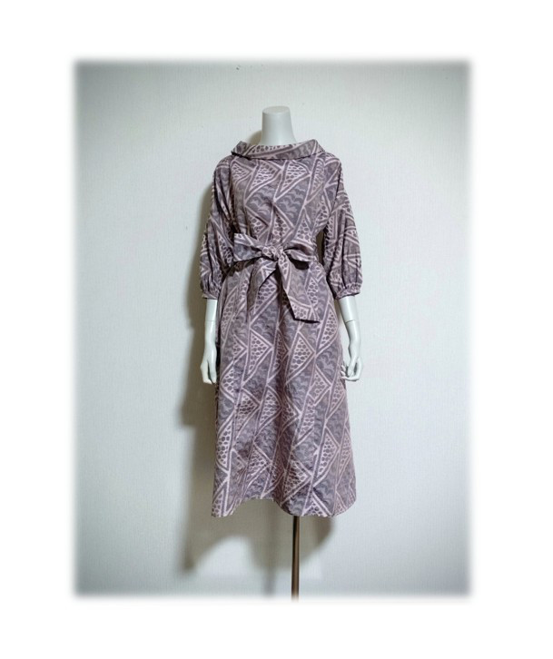 478　レトロなロールカラーワンピース　大島紬　ピンク系　三角　サッシュベルト付き　正絹