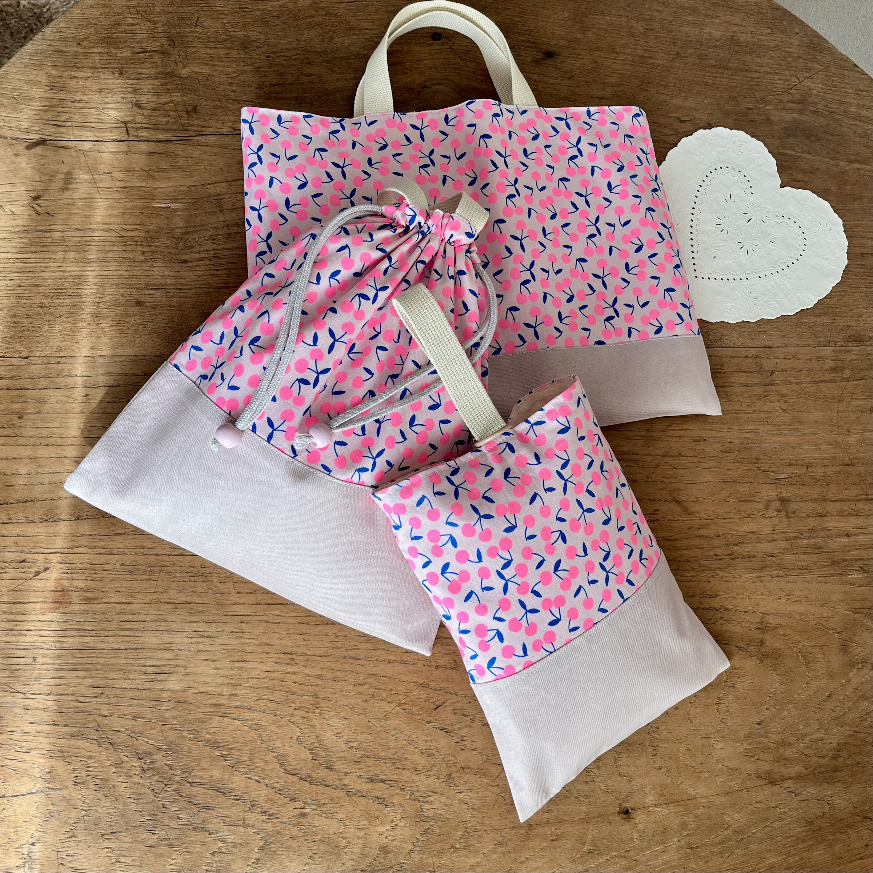 入園入学♡即納入園入学2026♡レッスンバッグ　お着替え　上靴入れ♡女の子♡ネオンチェリー・ピンク3点セット　ポケット