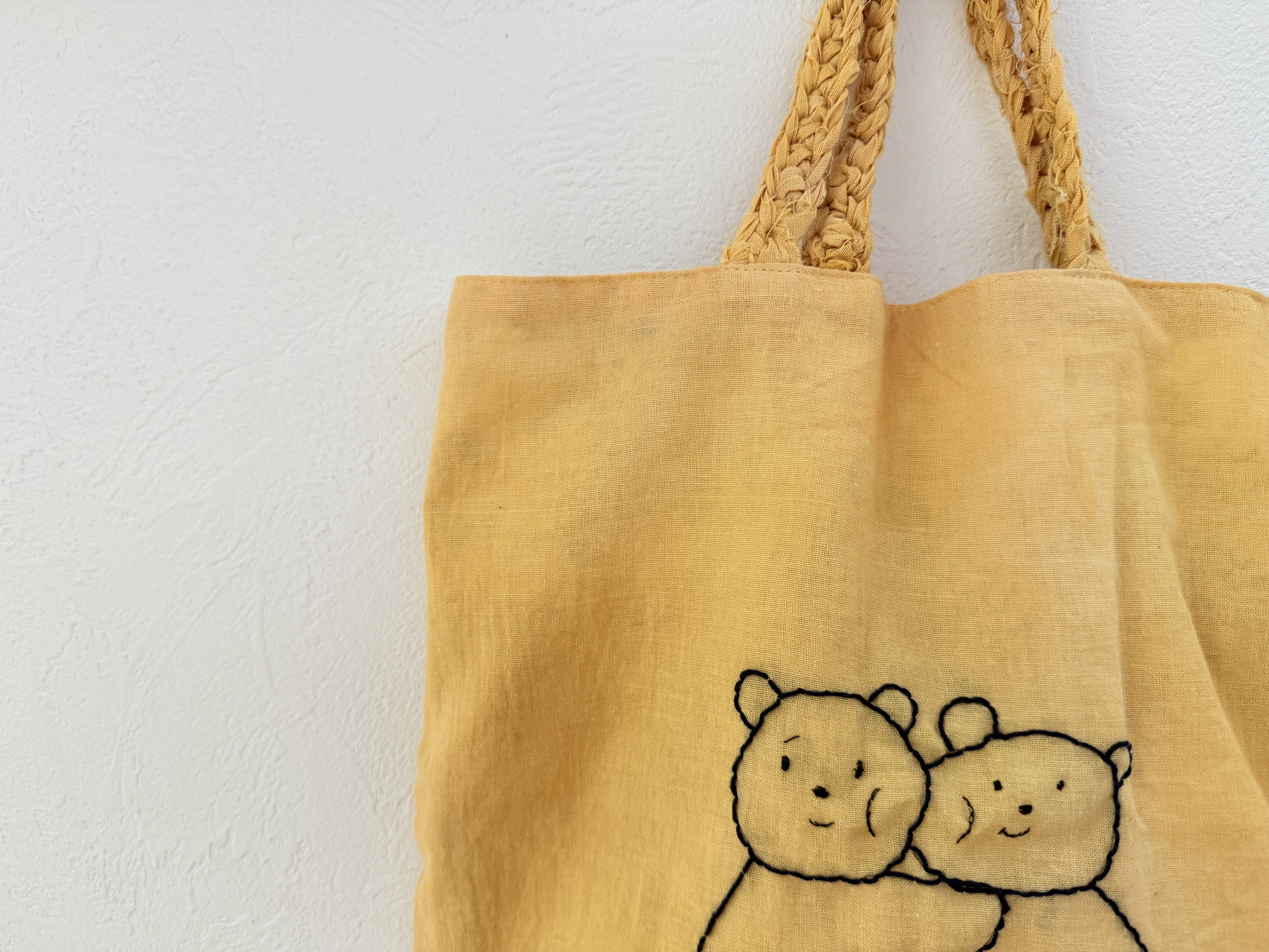 ぎゅ　手刺繍くまさんズの玉ねぎ染めトートバッグ