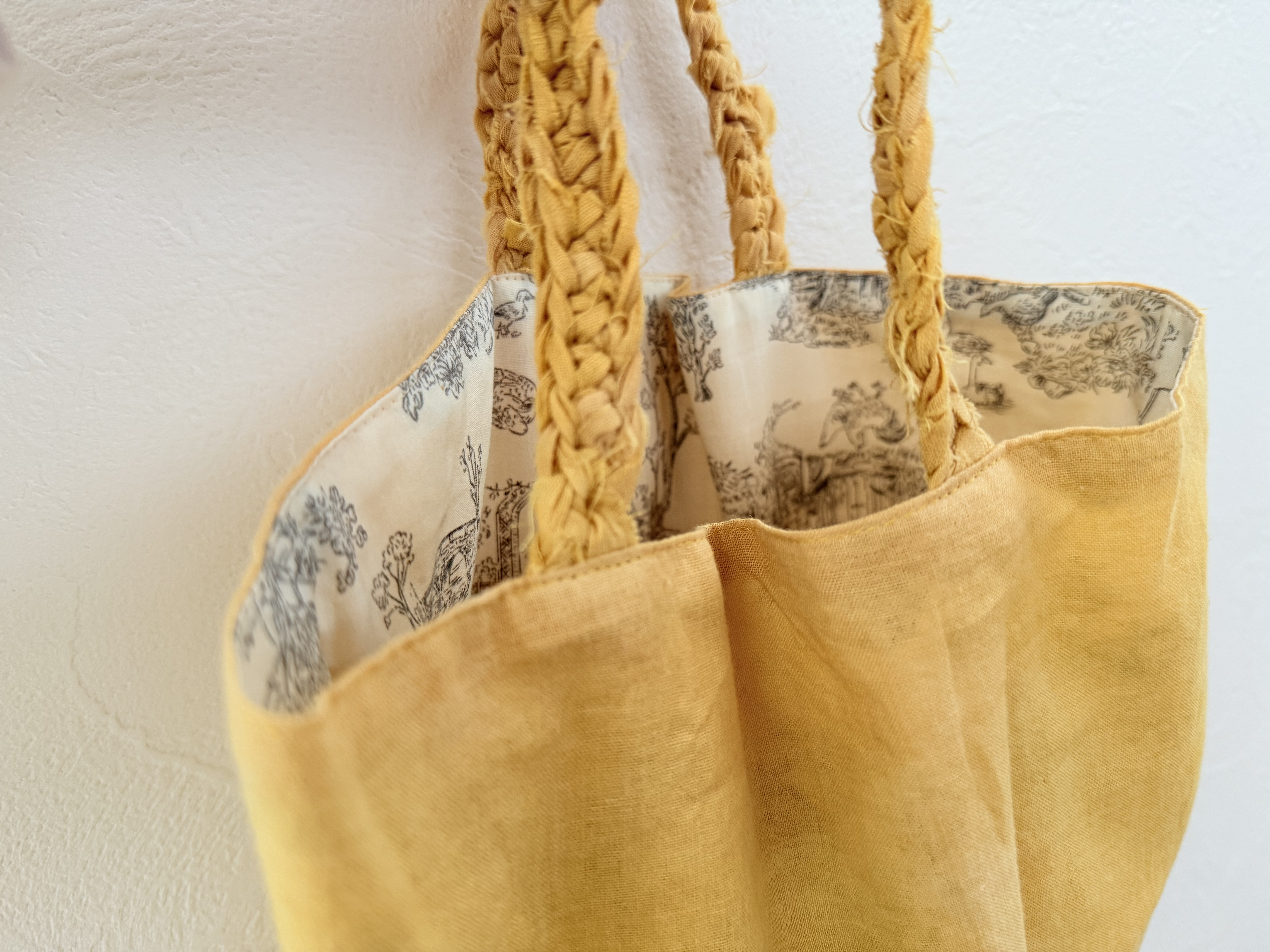 ぎゅ　手刺繍くまさんズの玉ねぎ染めトートバッグ