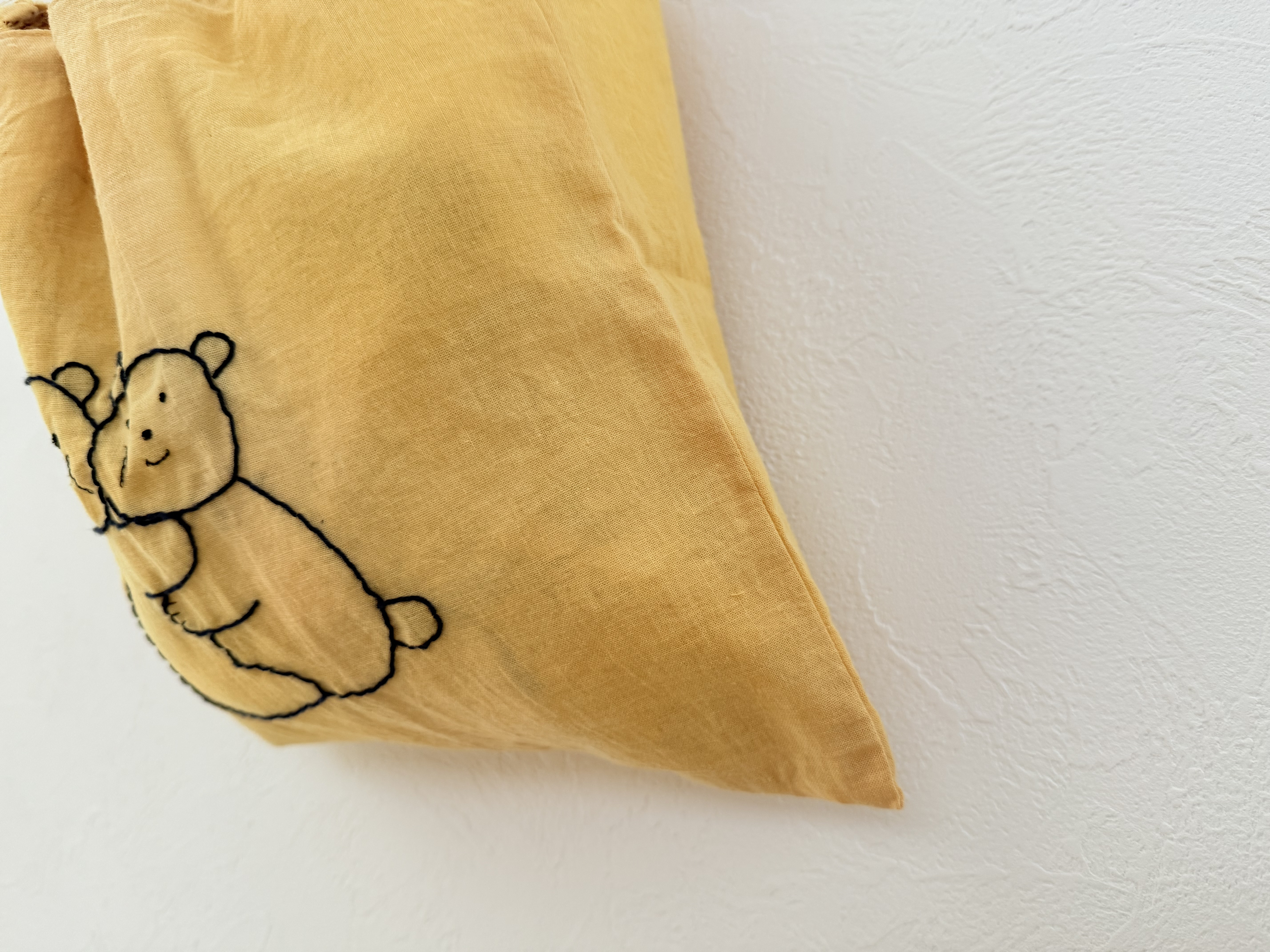 ぎゅ　手刺繍くまさんズの玉ねぎ染めトートバッグ