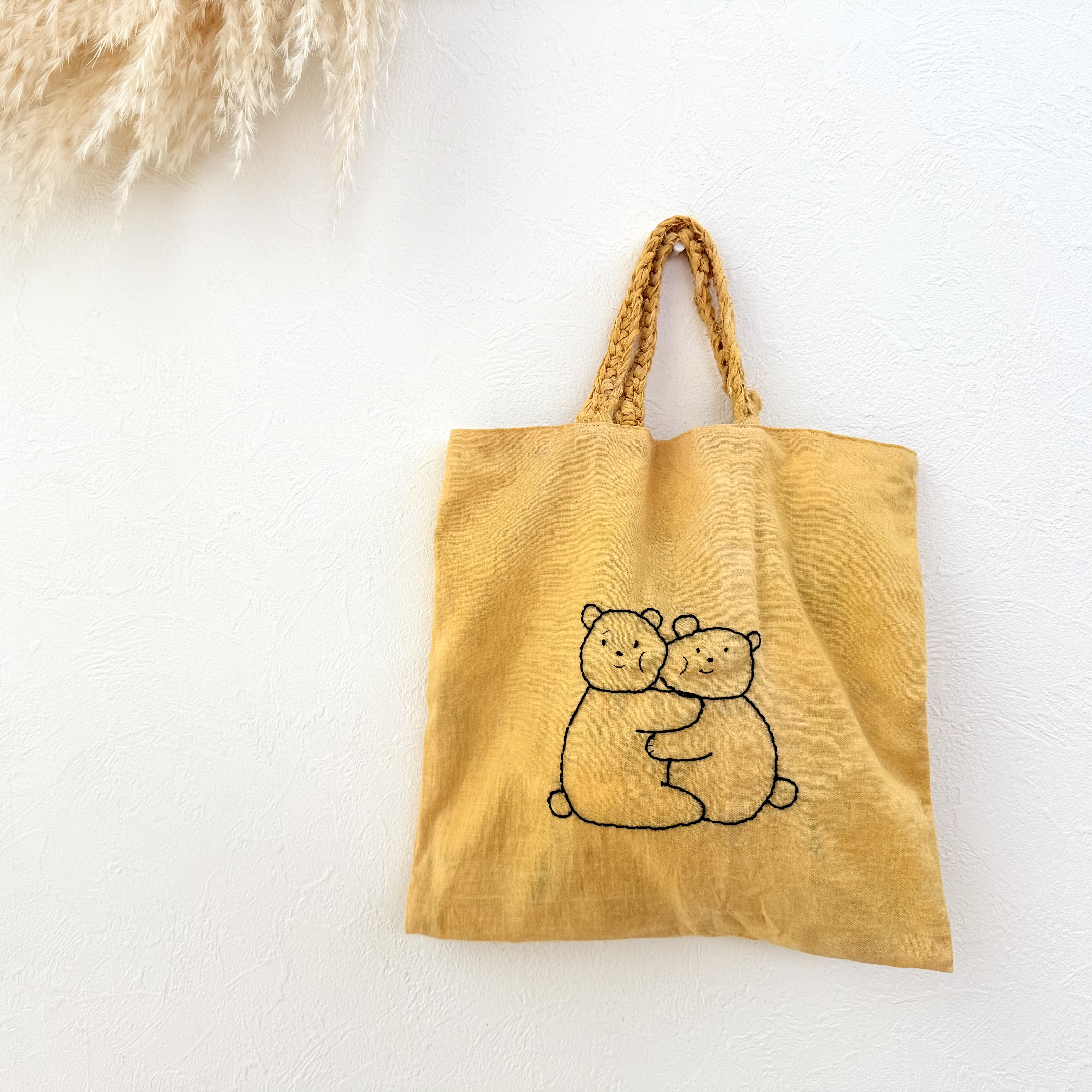 ぎゅ　手刺繍くまさんズの玉ねぎ染めトートバッグ