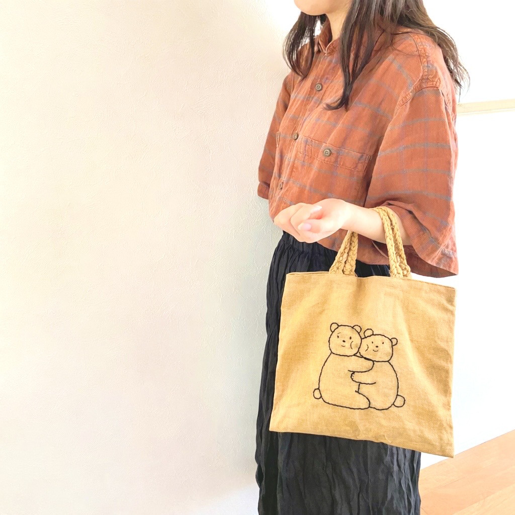 ぎゅ　手刺繍くまさんズの玉ねぎ染めトートバッグ
