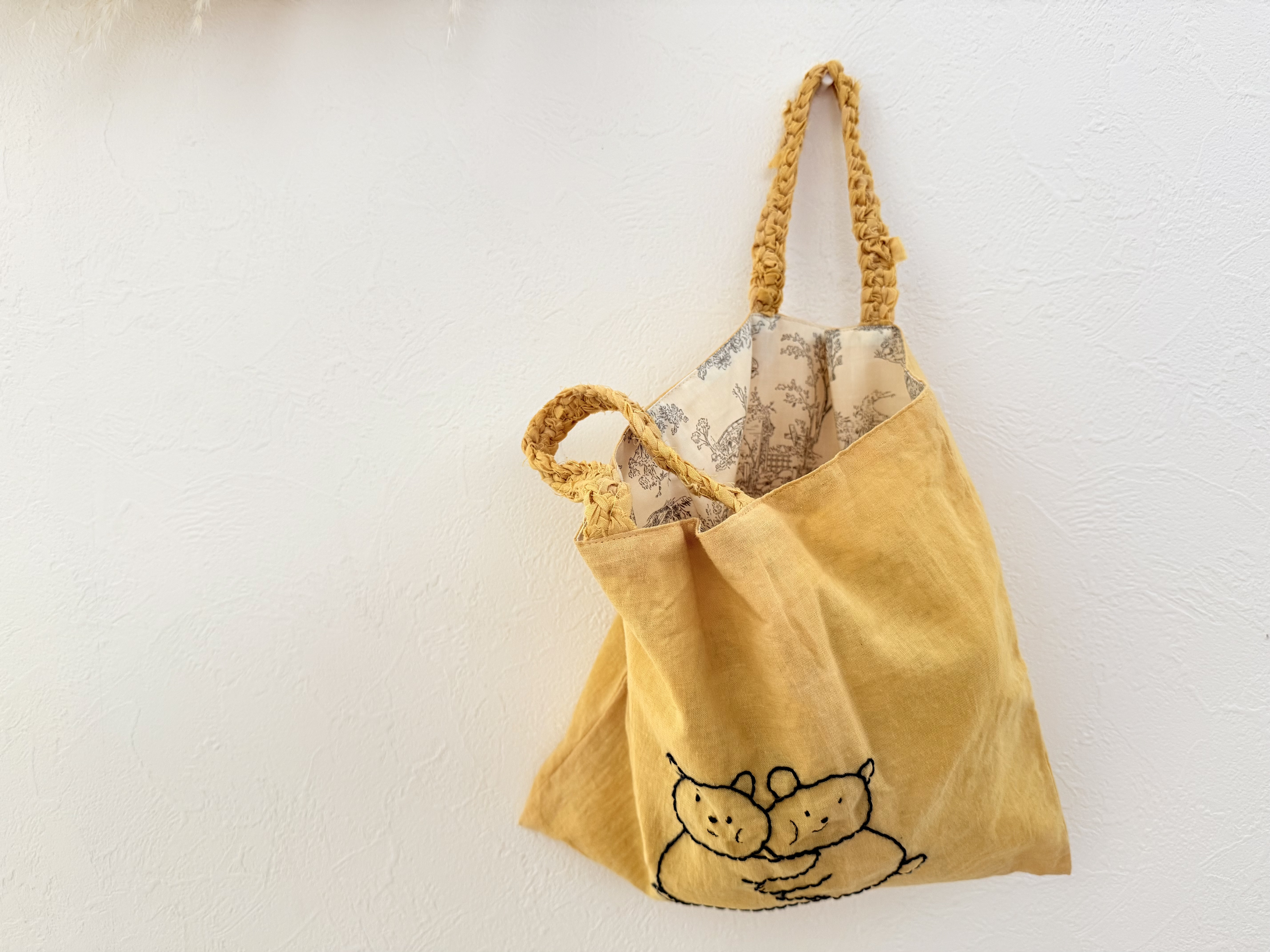 ぎゅ　手刺繍くまさんズの玉ねぎ染めトートバッグ