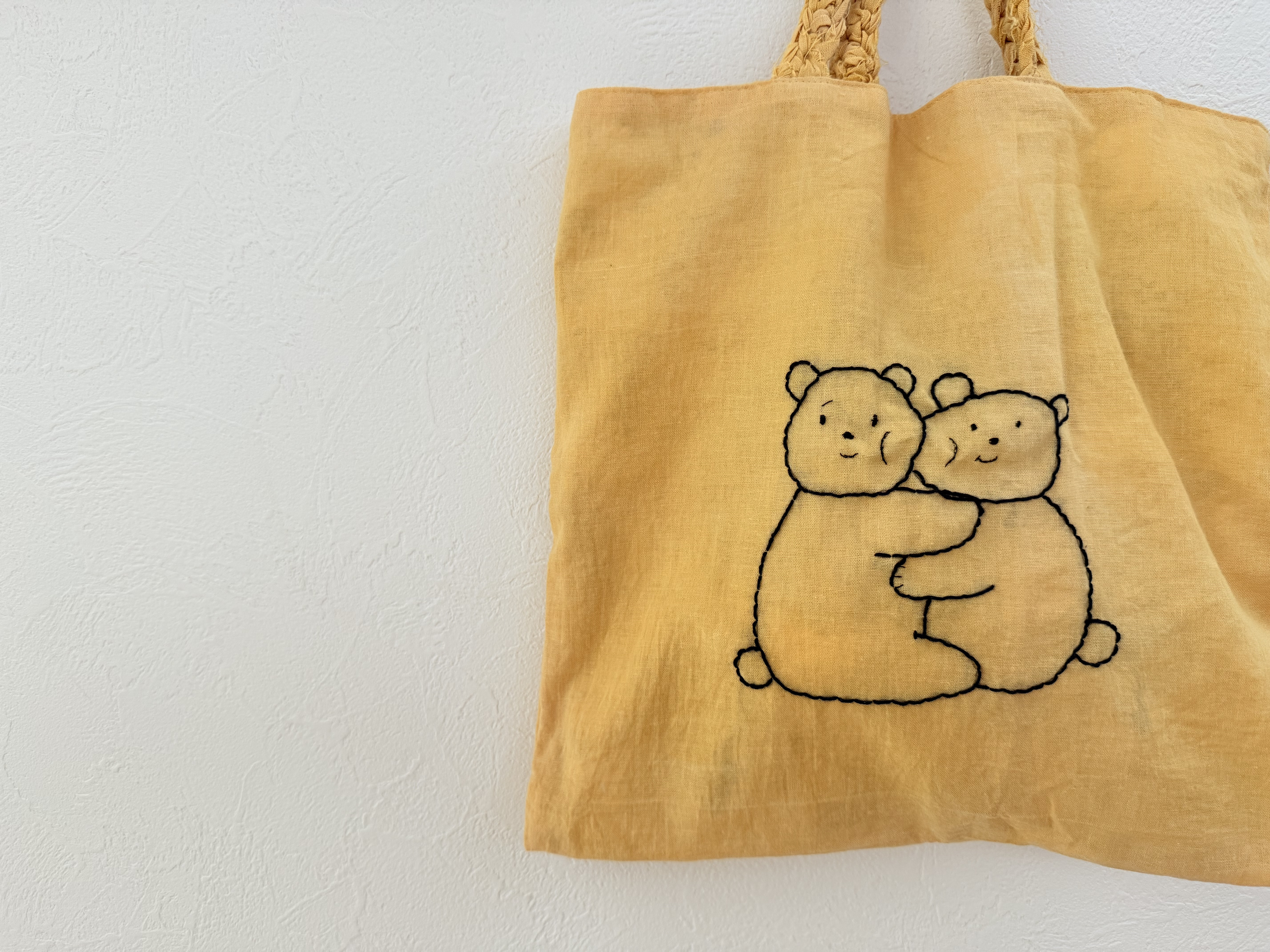 ぎゅ　手刺繍くまさんズの玉ねぎ染めトートバッグ