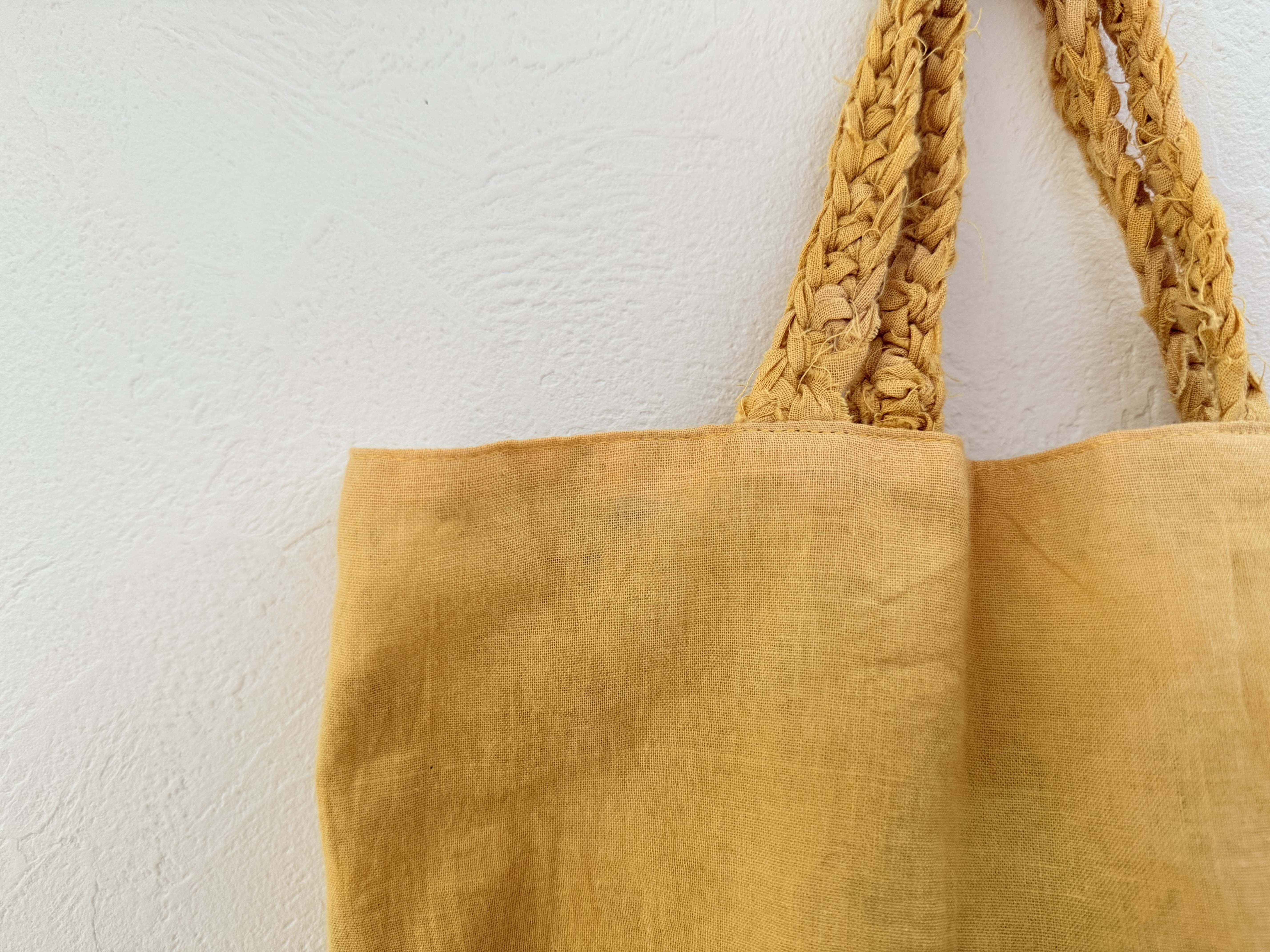 ぎゅ　手刺繍くまさんズの玉ねぎ染めトートバッグ