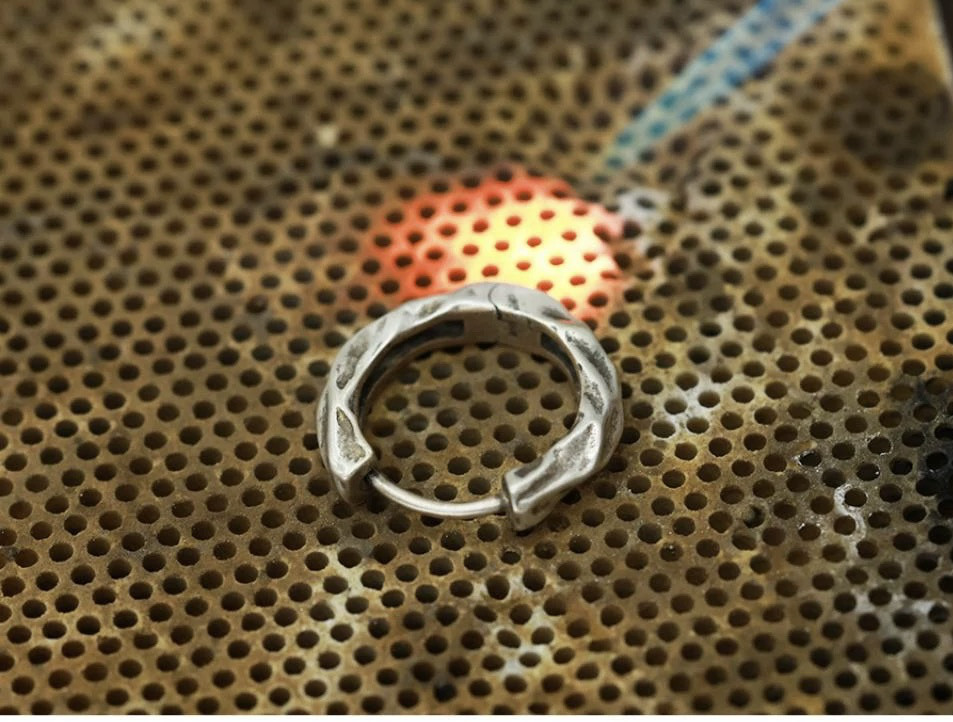 シルバー925 職人鍛造ピアス 鍛鍊 槌目 燻し加工 ヴィンテージ加工 メンズ レディース