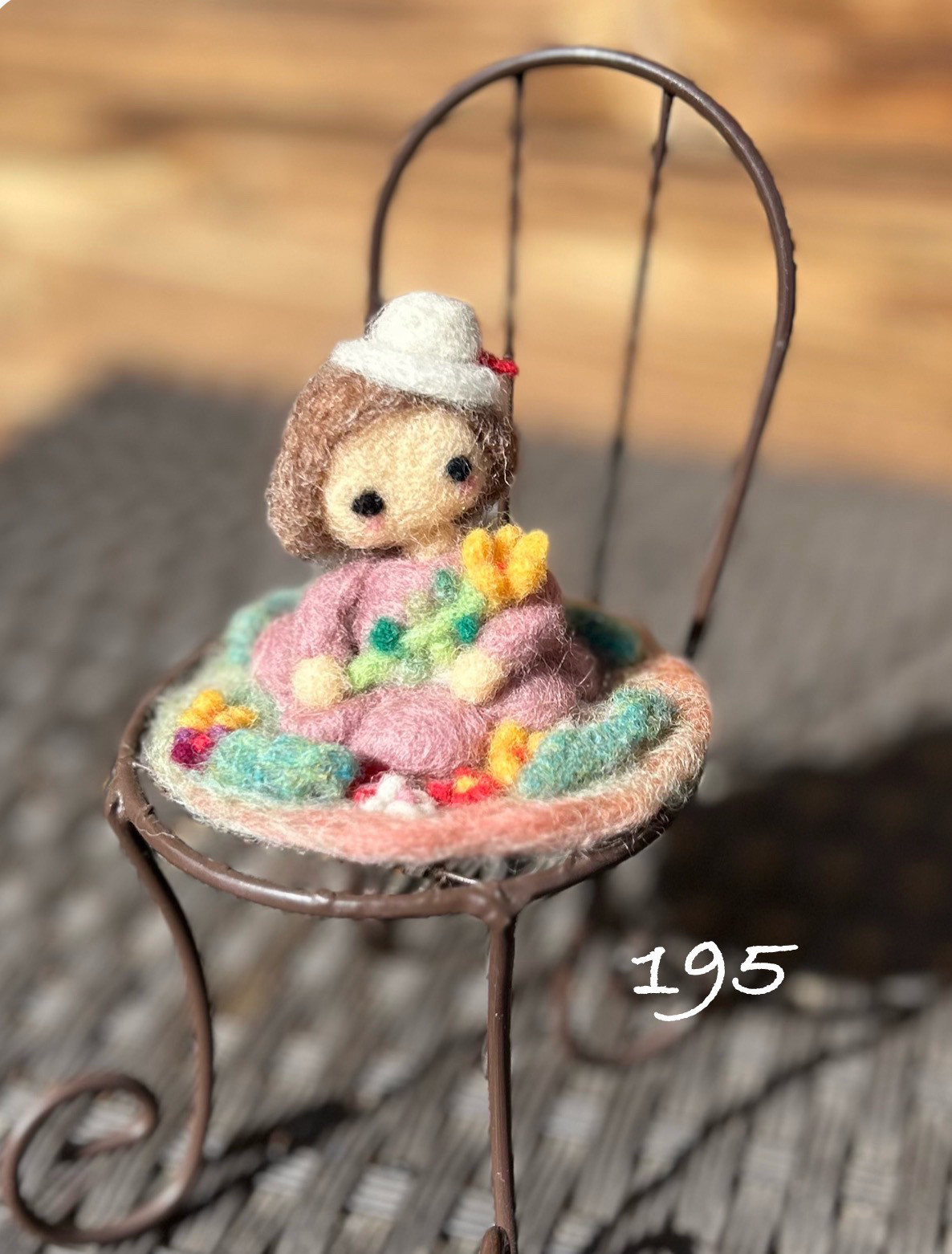 お花に囲まれて春の羊毛フエルトドール