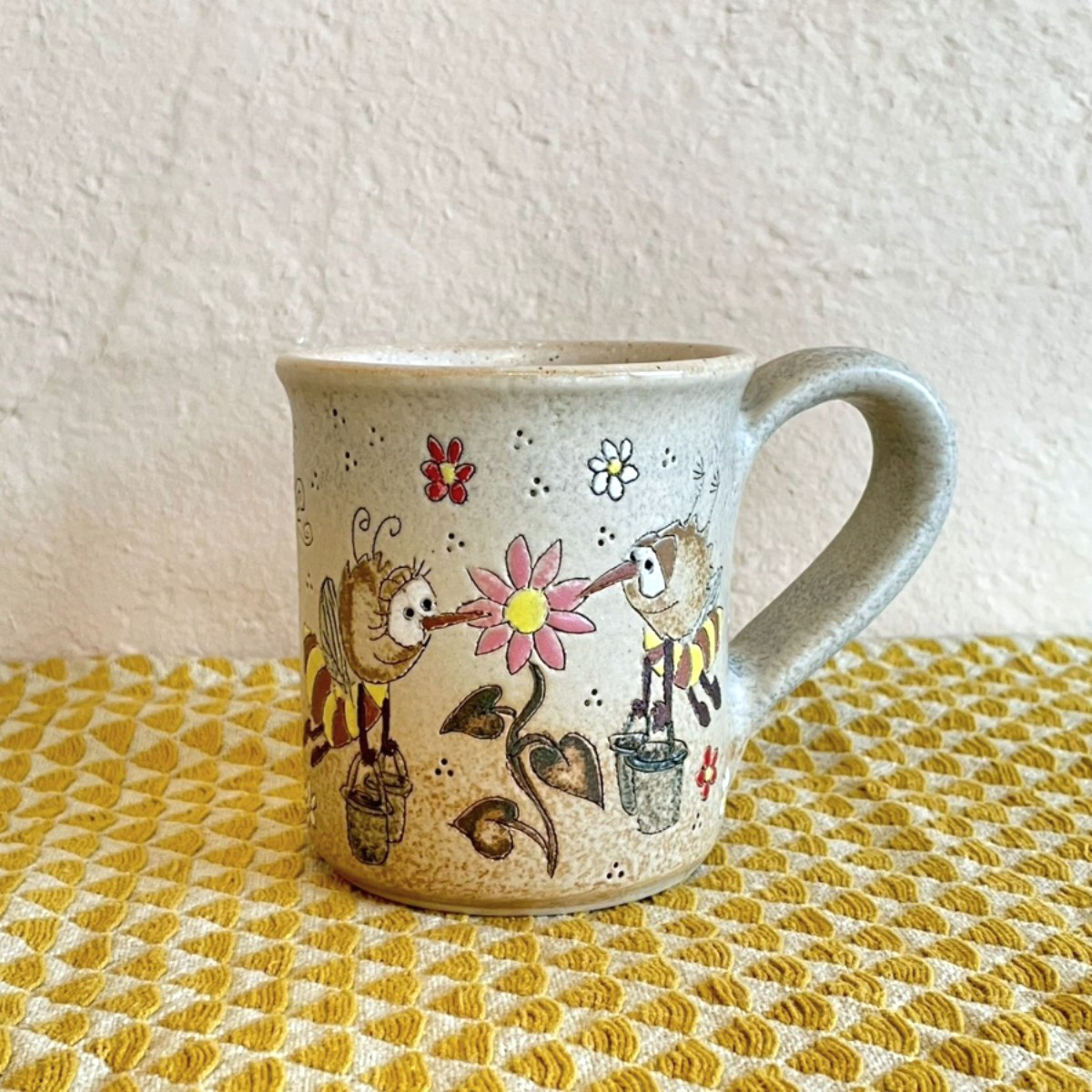 【マグカップ】　みつばち　ピンクのお花