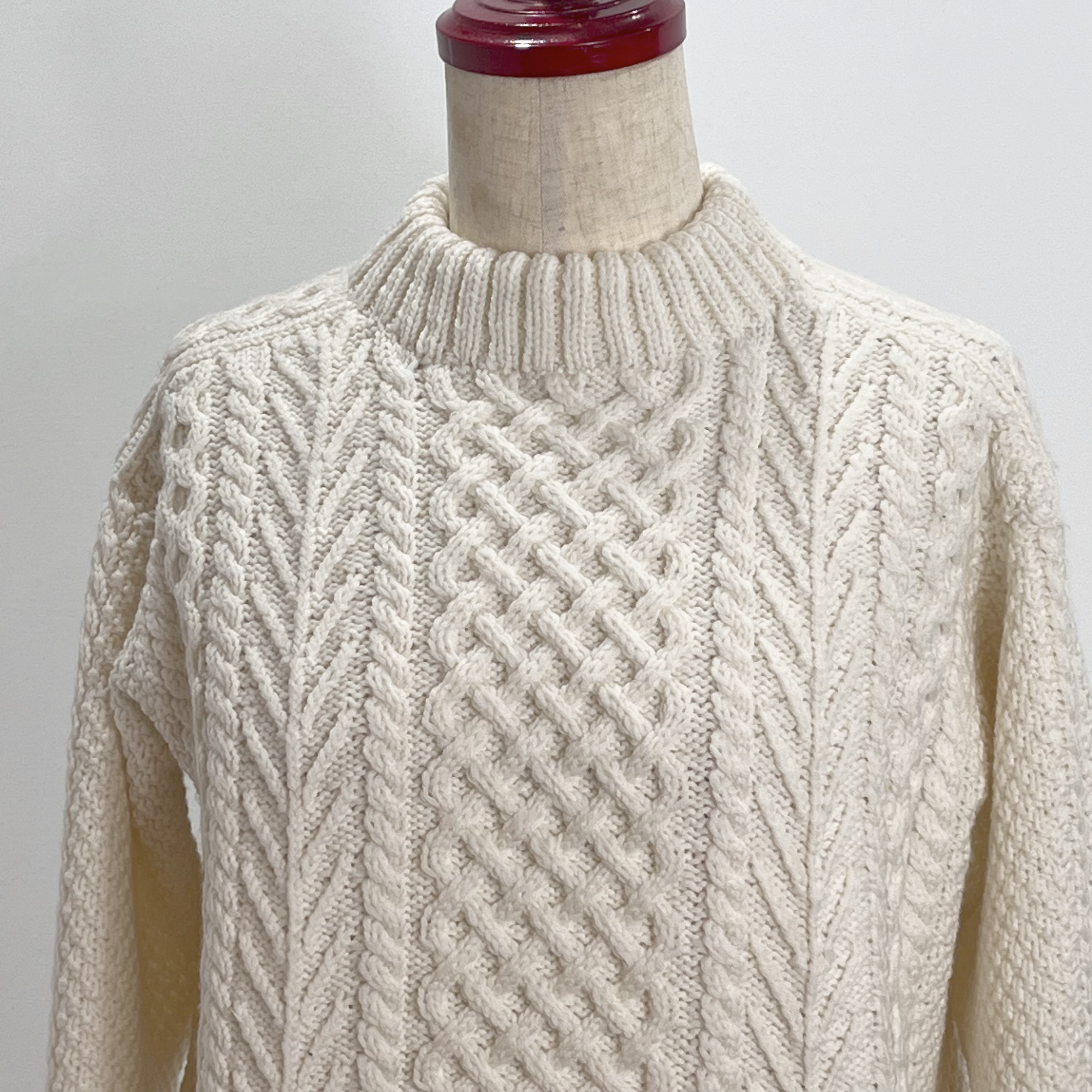 手編み：白いアラン網セーター