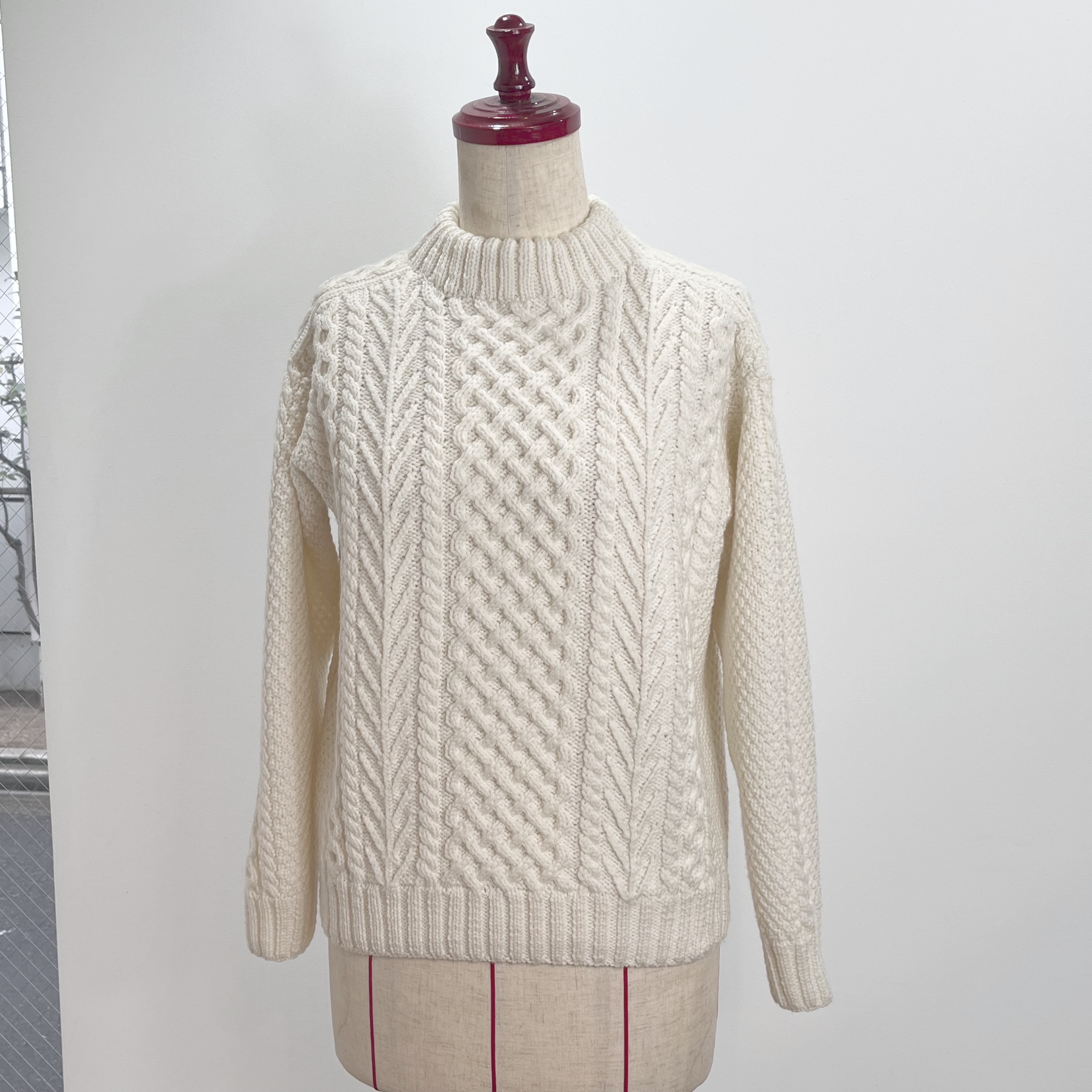 手編み：白いアラン網セーター