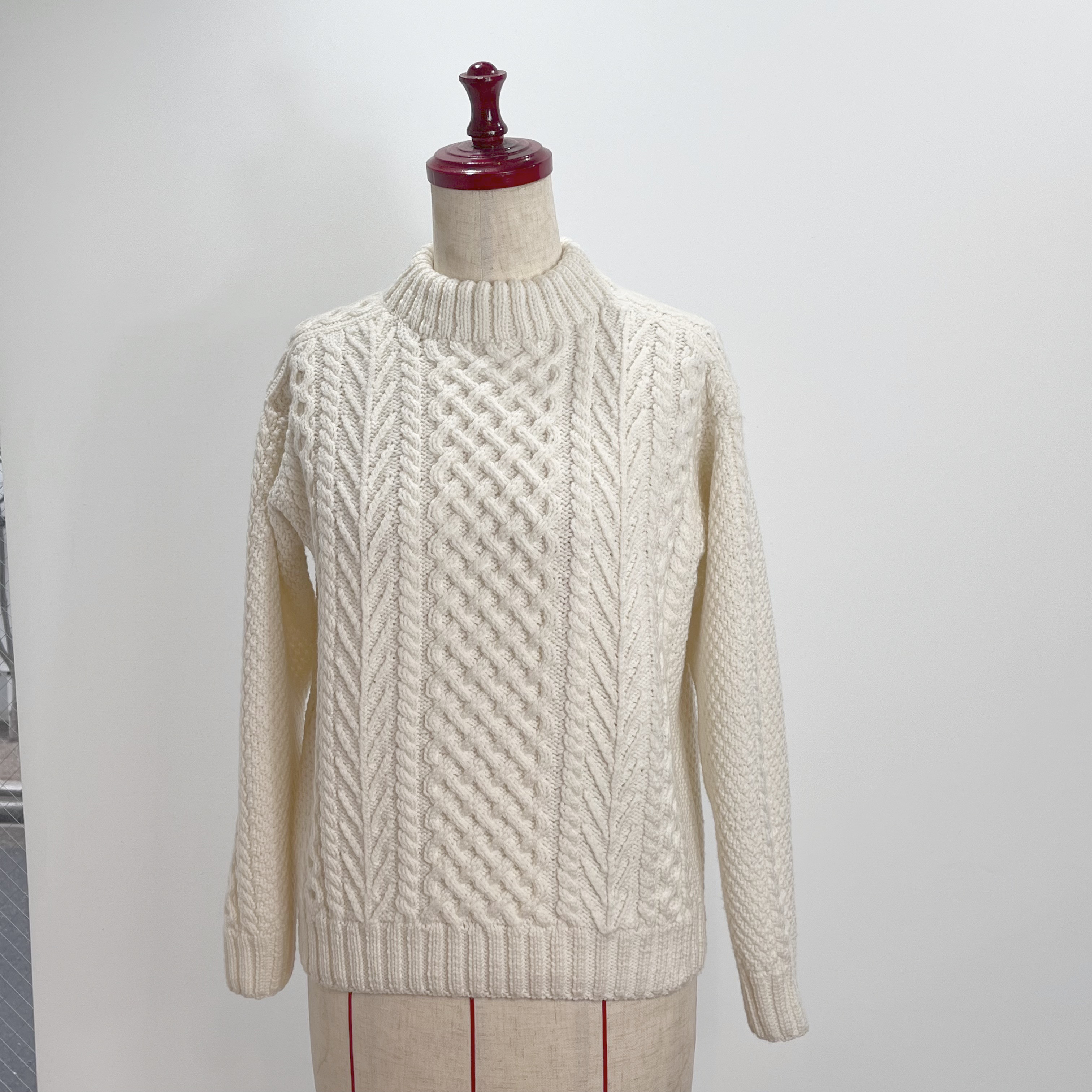 手編み：白いアラン網セーターニット・セーター