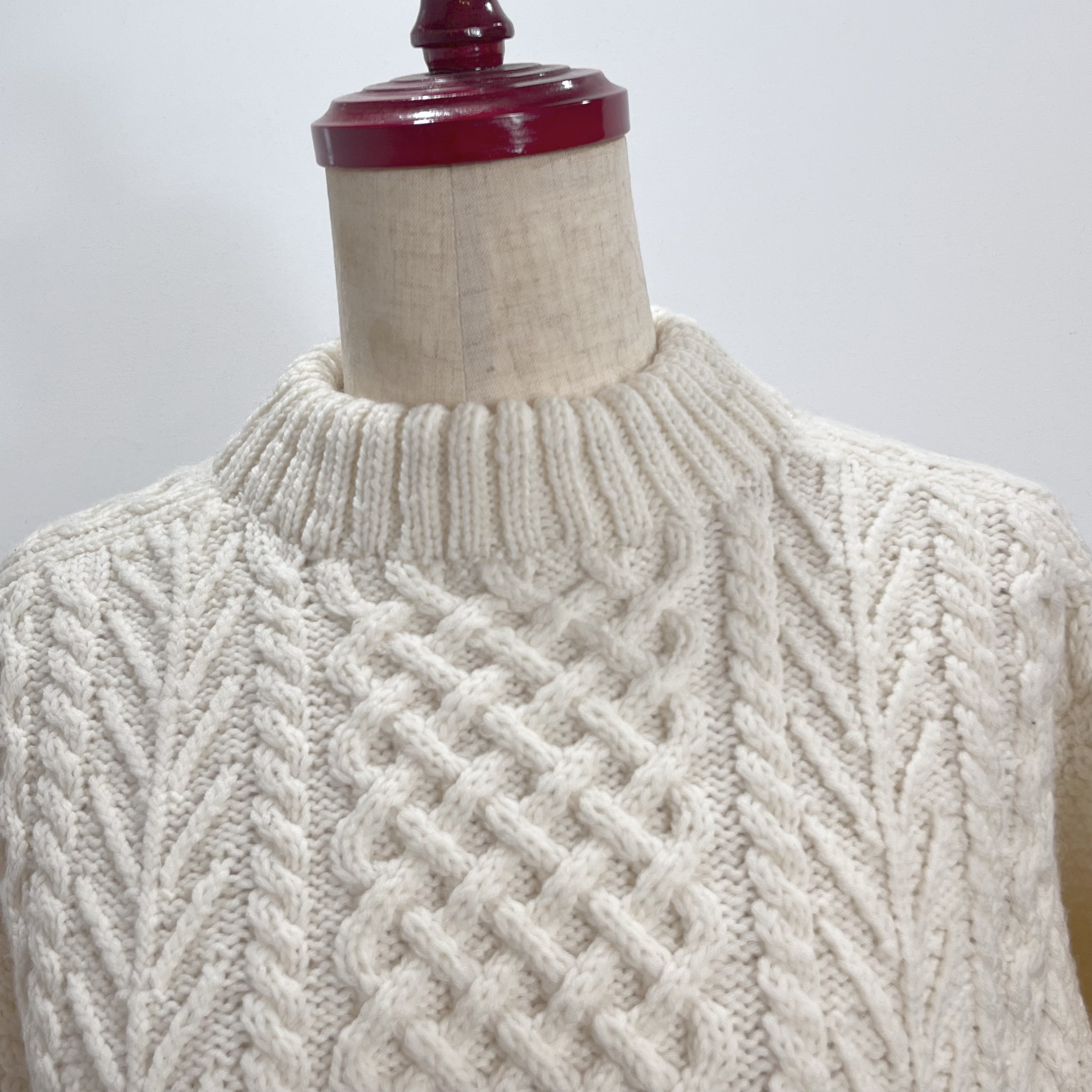 手編み：白いアラン網セーター