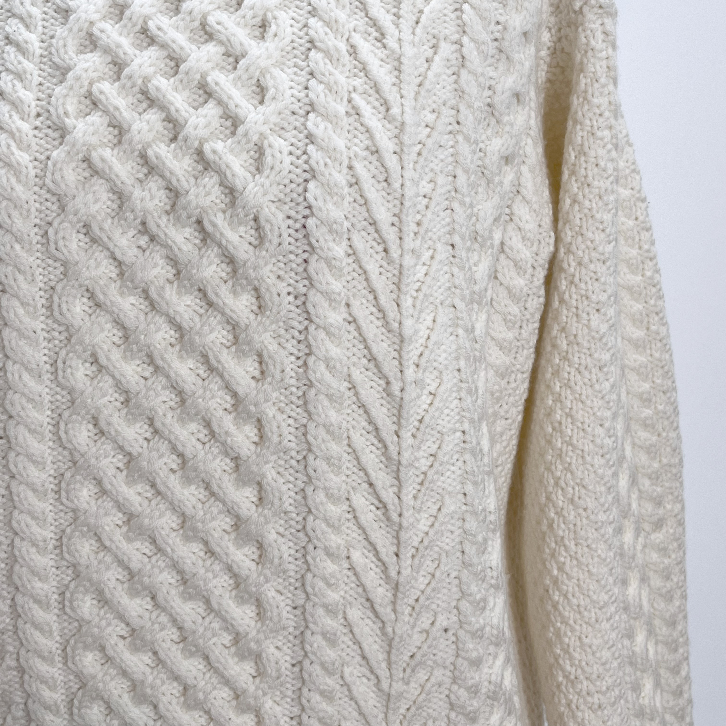 手編み：白いアラン網セーター