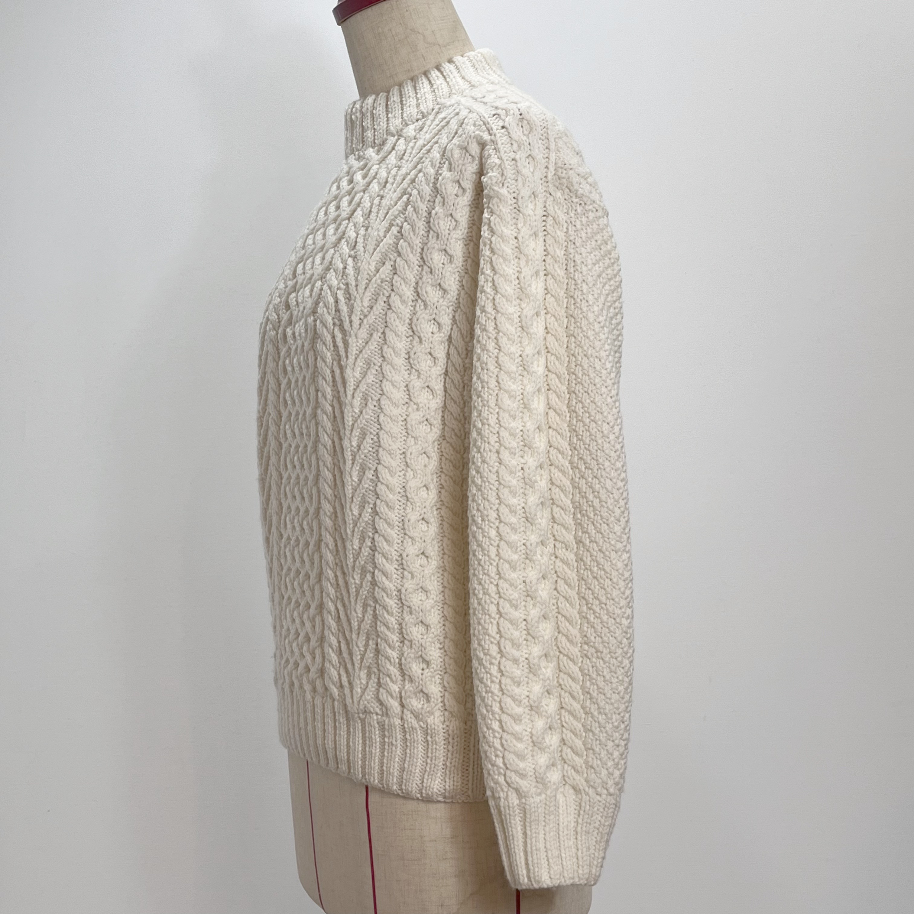 手編み：白いアラン網セーター