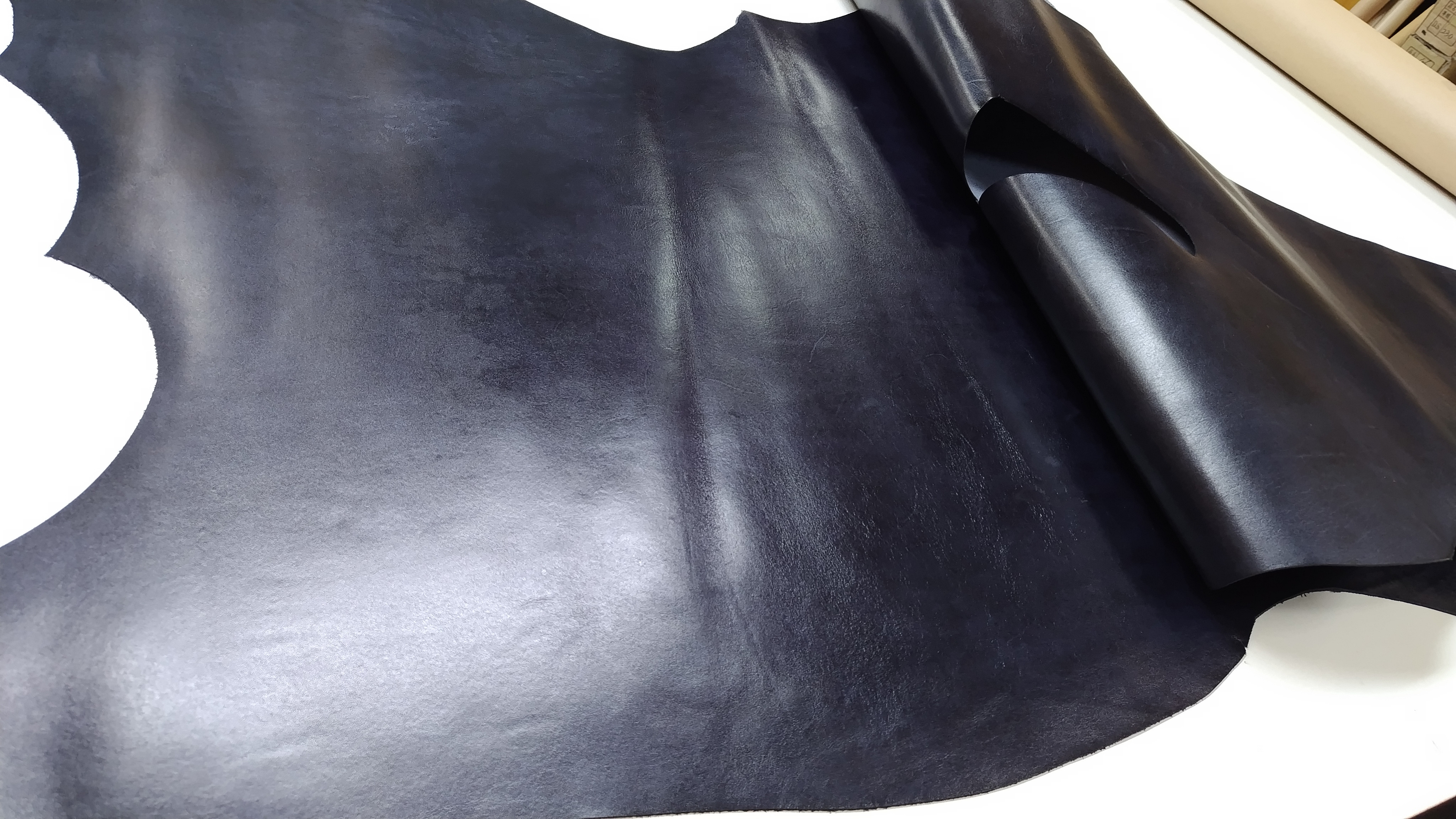 K102　ベジタブルレザー　ダークネイビー系　120デシ程度　1.4ｍｍ